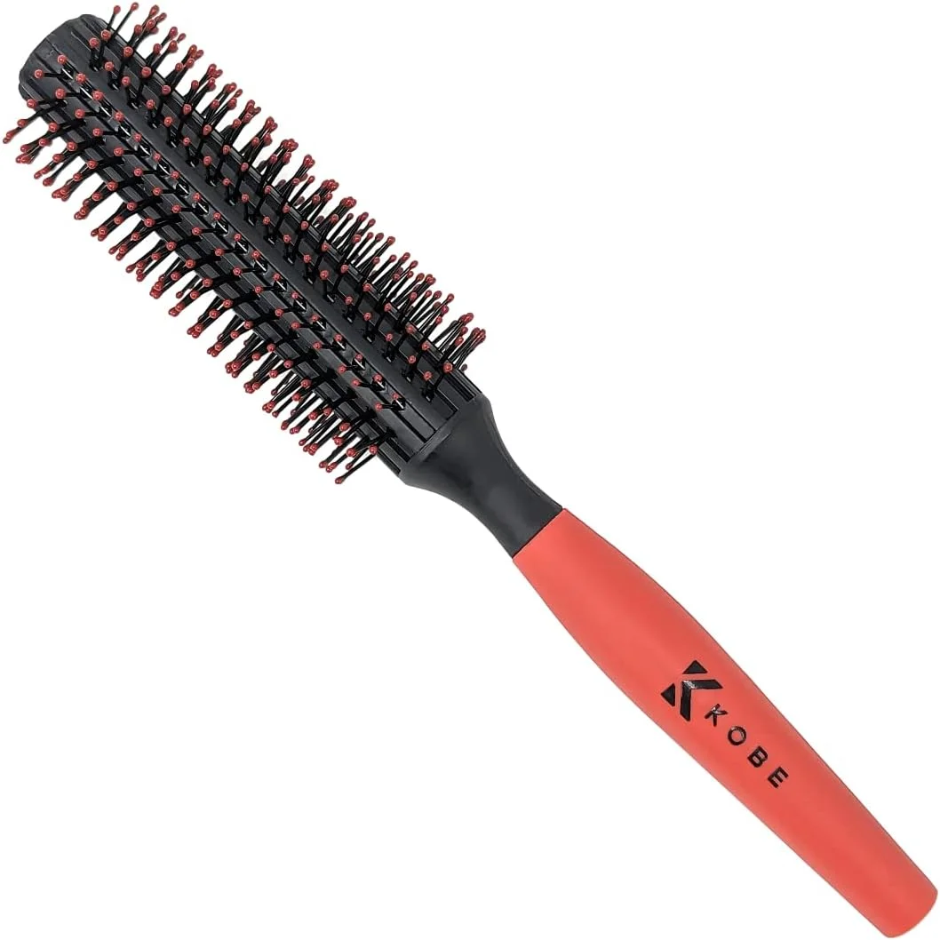 برس مو گرد بزرگ مردانه کوبه پرو مدل Quiff Roller با 12 ردیف موهای نوک گرد برای حجم دادن، قطر 20 میلی متر برای ایجاد موج و صاف کردن آسان، موها را بلند می کند و از کشیدگی جلوگیری می کند، ابزاری عالی. برس مو گرد بزرگ مردانه کوبه پرو مدل Quiff Roller با 12 ردیف موهای نوک گرد برای حجم دادن، قطر 20 میلی متر برای ایجاد موج و صاف کردن آسان، موها را بلند می کند و از کشیدگی جلوگیری می کند، ابزاری عالی.