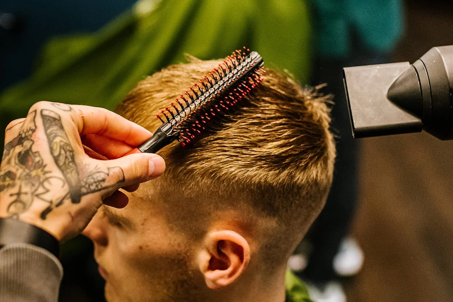 برس مو گرد بزرگ مردانه کوبه پرو مدل Quiff Roller با 12 ردیف موهای نوک گرد برای حجم دادن، قطر 20 میلی متر برای ایجاد موج و صاف کردن آسان، موها را بلند می کند و از کشیدگی جلوگیری می کند، ابزاری عالی. برس مو گرد بزرگ مردانه کوبه پرو مدل Quiff Roller با 12 ردیف موهای نوک گرد برای حجم دادن، قطر 20 میلی متر برای ایجاد موج و صاف کردن آسان، موها را بلند می کند و از کشیدگی جلوگیری می کند، ابزاری عالی.