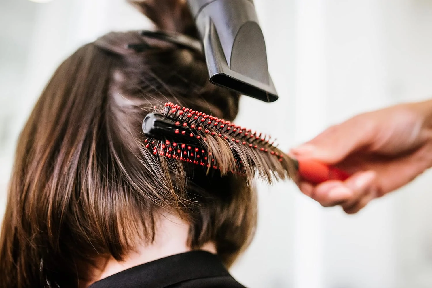 برس مو گرد بزرگ مردانه کوبه پرو مدل Quiff Roller با 12 ردیف موهای نوک گرد برای حجم دادن، قطر 20 میلی متر برای ایجاد موج و صاف کردن آسان، موها را بلند می کند و از کشیدگی جلوگیری می کند، ابزاری عالی. برس مو گرد بزرگ مردانه کوبه پرو مدل Quiff Roller با 12 ردیف موهای نوک گرد برای حجم دادن، قطر 20 میلی متر برای ایجاد موج و صاف کردن آسان، موها را بلند می کند و از کشیدگی جلوگیری می کند، ابزاری عالی.