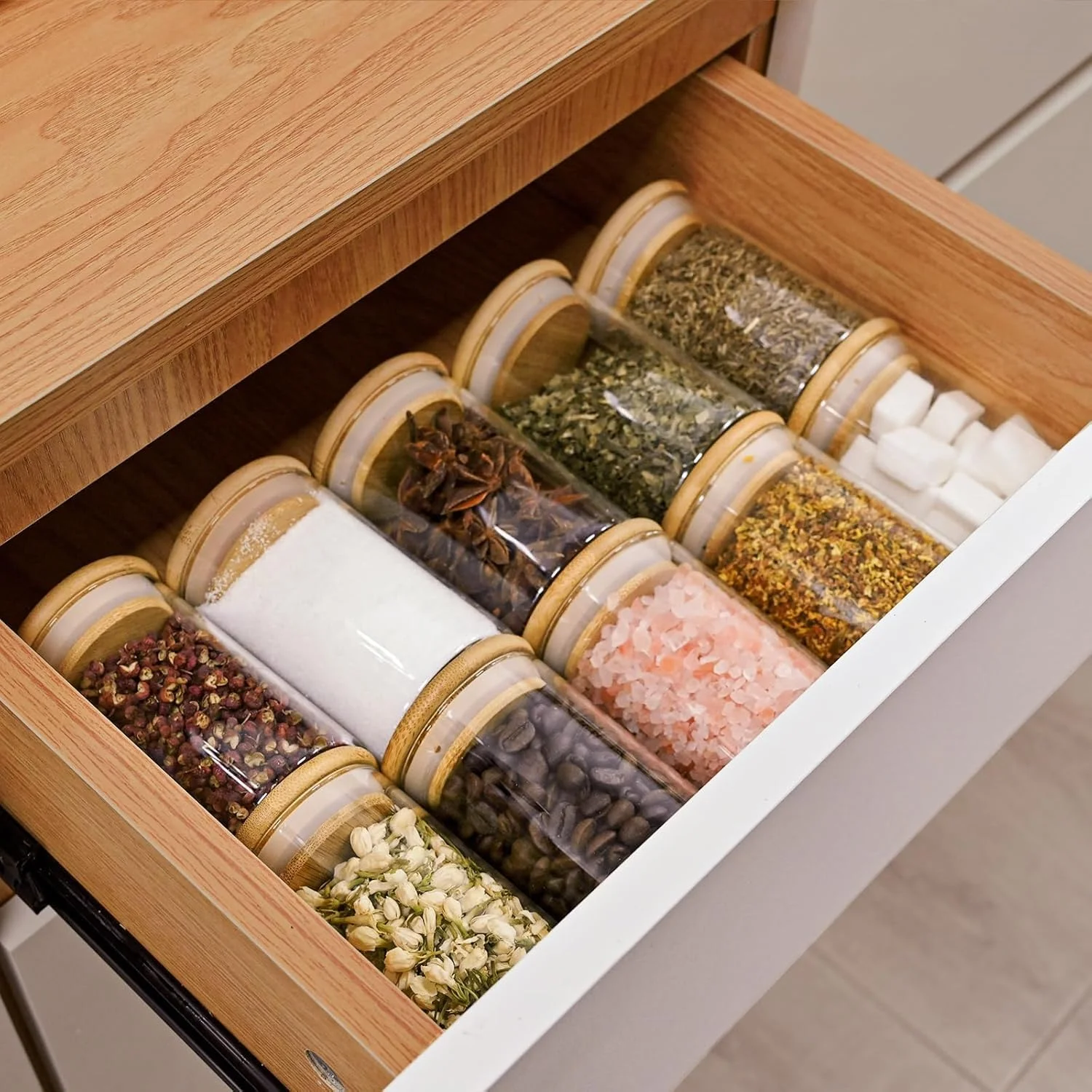 ست 12 تایی شیشه ادویه CLOUDFOUR با درب بامبو و برچسب، بطری 178 میلی لیتری برای چای، قهوه، کلوچه، ظروف کوچک نگهداری مواد غذایی برای آشپزخانه منزل، کشو کابینت و سازمان دهنده های انبار