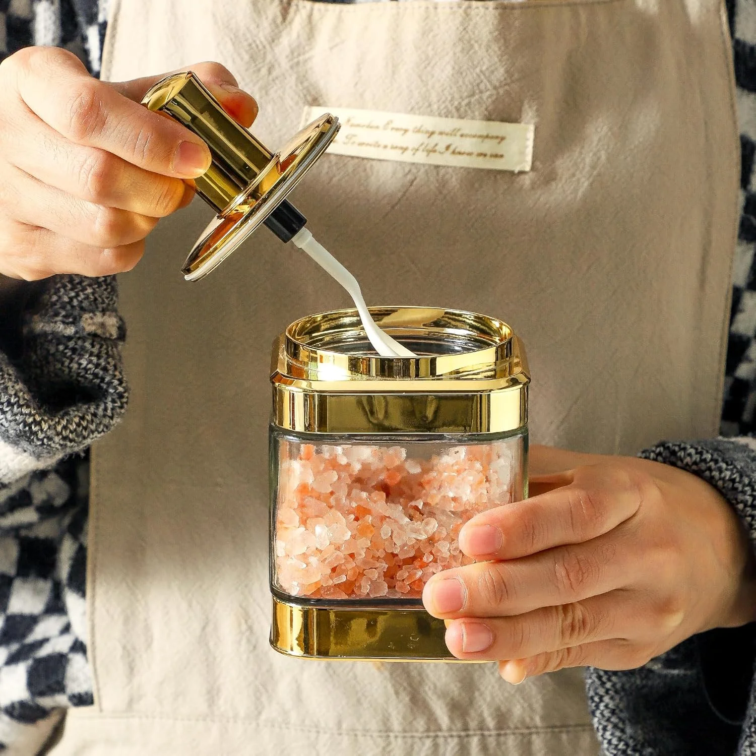 ظروف ادویه شیشه ای BETTWILL، ظروف درب دار و قاشق دار (320 میلی لیتر)، ظرف نمک طلایی، ست 2 عددی جعبه چاشنی برای شکر، فلفل، مناسب برای پیشخوان آشپزخانه، ظرف شکر قهوه ای. ظروف ادویه شیشه ای BETTWILL، ظروف درب دار و قاشق دار (320 میلی لیتر)، ظرف نمک طلایی، ست 2 عددی جعبه چاشنی برای شکر، فلفل، مناسب برای پیشخوان آشپزخانه، ظرف شکر قهوه ای.