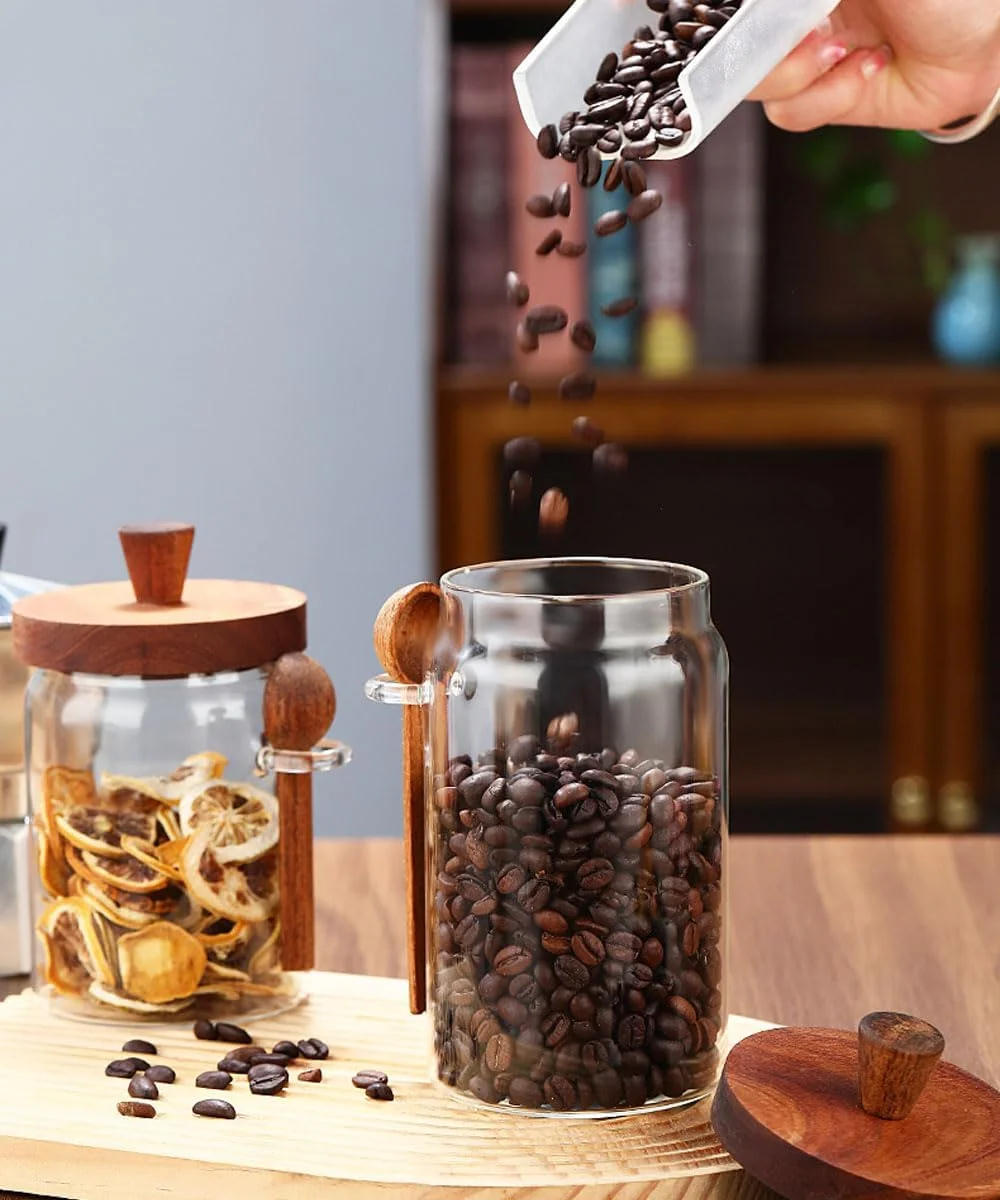 ظرف شیشه ای با درب چوبی و پیمانه، ظرف قهوه 600 میلی لیتری، ظروف شیشه ای نگهداری مواد غذایی، مناسب برای ادویه جات، حبوبات، مواد خشک و چای