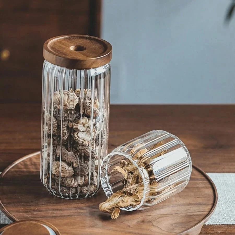 ست 2 عددی جا حبوباتی شیشه ای بوروسیلیکات راه راه 1CHASE با درب چوبی آکاسیا، ظرف شیشه ای دست ساز برای سازماندهی آشپزخانه، مناسب برای نگهداری پاستا، آجیل، قهوه، تنقلات (900 میلی لیتر)