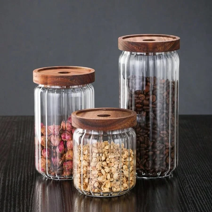 ست 2 عددی جا حبوباتی شیشه ای بوروسیلیکات راه راه 1CHASE با درب چوبی آکاسیا، ظرف شیشه ای دست ساز برای سازماندهی آشپزخانه، مناسب برای نگهداری پاستا، آجیل، قهوه، تنقلات (900 میلی لیتر)