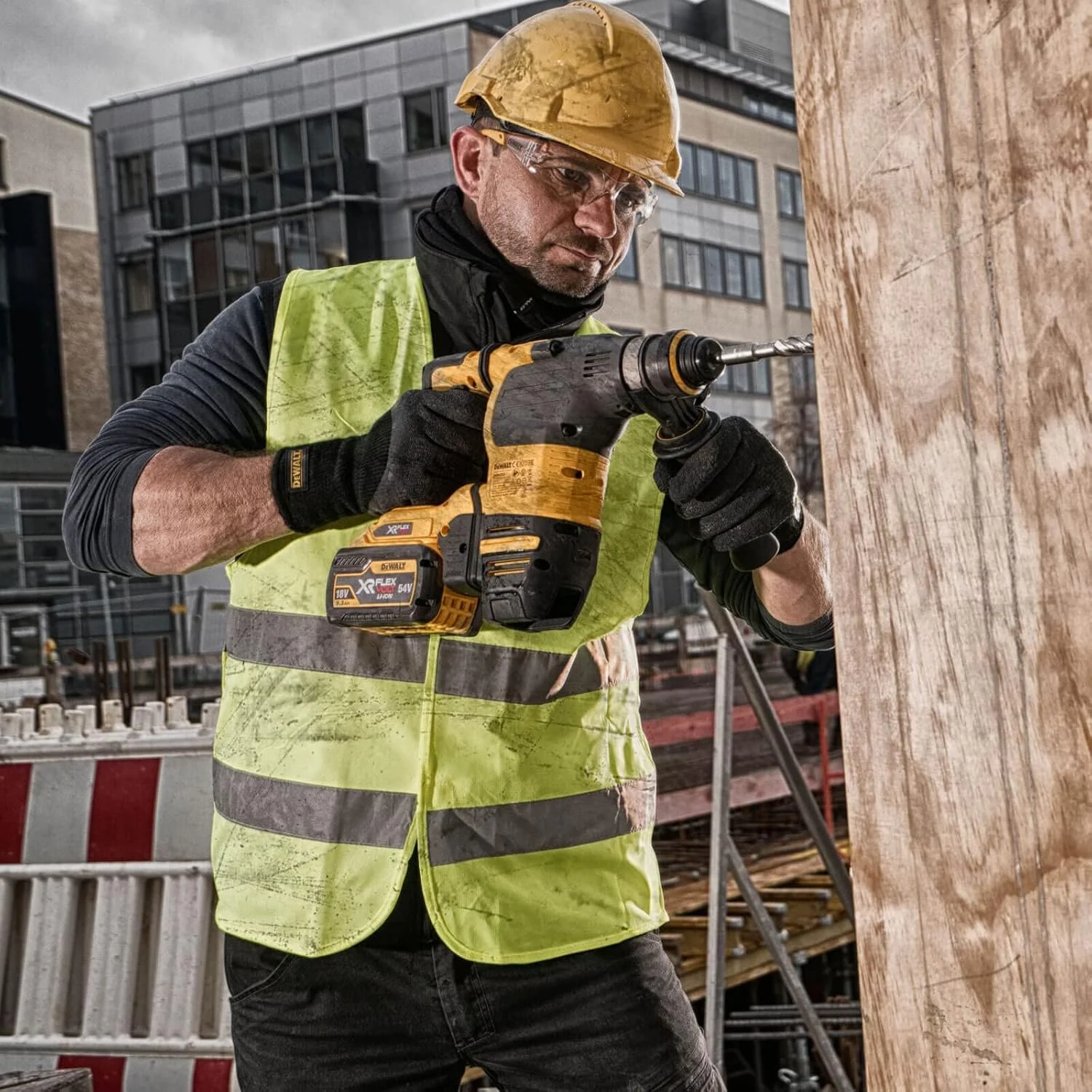 چکش تخریب 54 ولت SDS+ DeWalt بدون QCC با 2 باتری 3 آمپر ساعت و شارژر در جعبه کیت، زرد/مشکی، DCH333X2-GB چکش تخریب 54 ولت SDS+ DeWalt بدون QCC با 2 باتری 3 آمپر ساعت و شارژر در جعبه کیت، زرد/مشکی، DCH333X2-GB