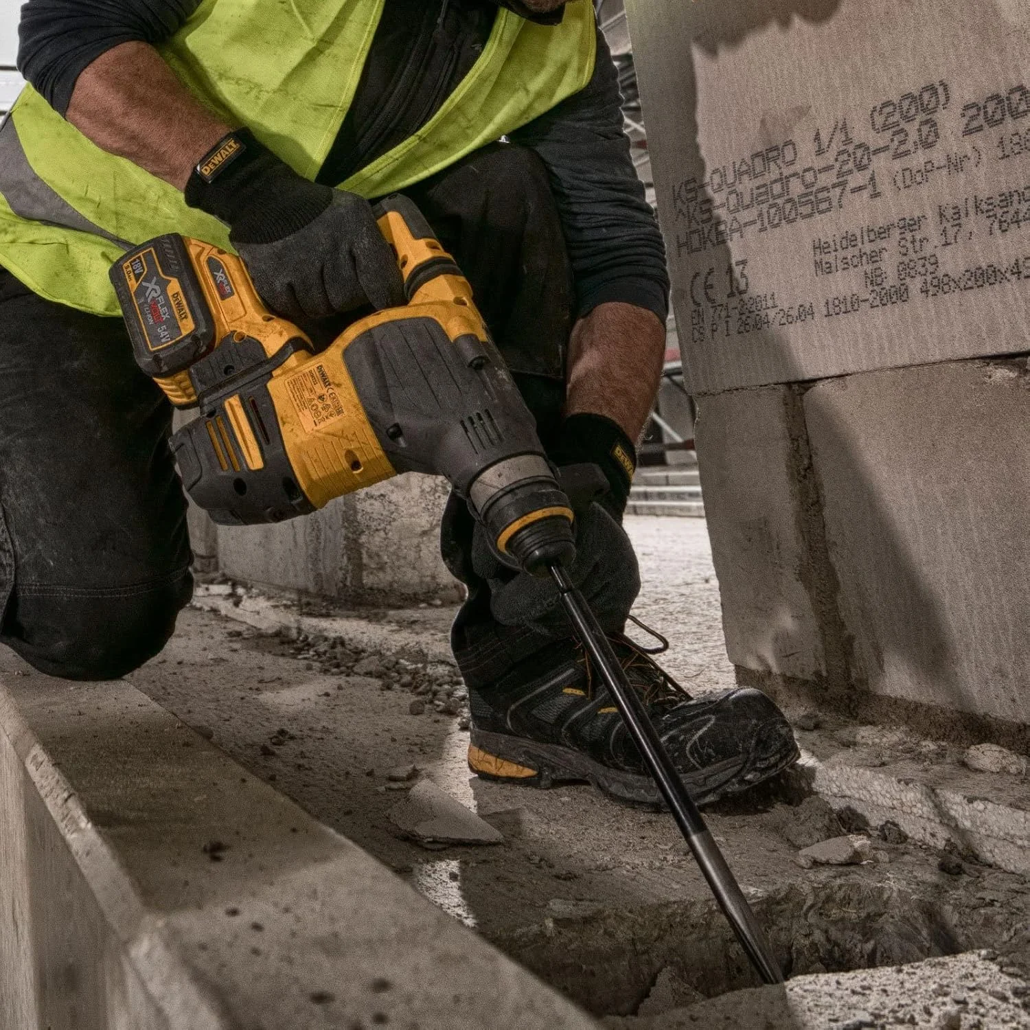 چکش تخریب 54 ولت SDS+ DeWalt بدون QCC با 2 باتری 3 آمپر ساعت و شارژر در جعبه کیت، زرد/مشکی، DCH333X2-GB چکش تخریب 54 ولت SDS+ DeWalt بدون QCC با 2 باتری 3 آمپر ساعت و شارژر در جعبه کیت، زرد/مشکی، DCH333X2-GB