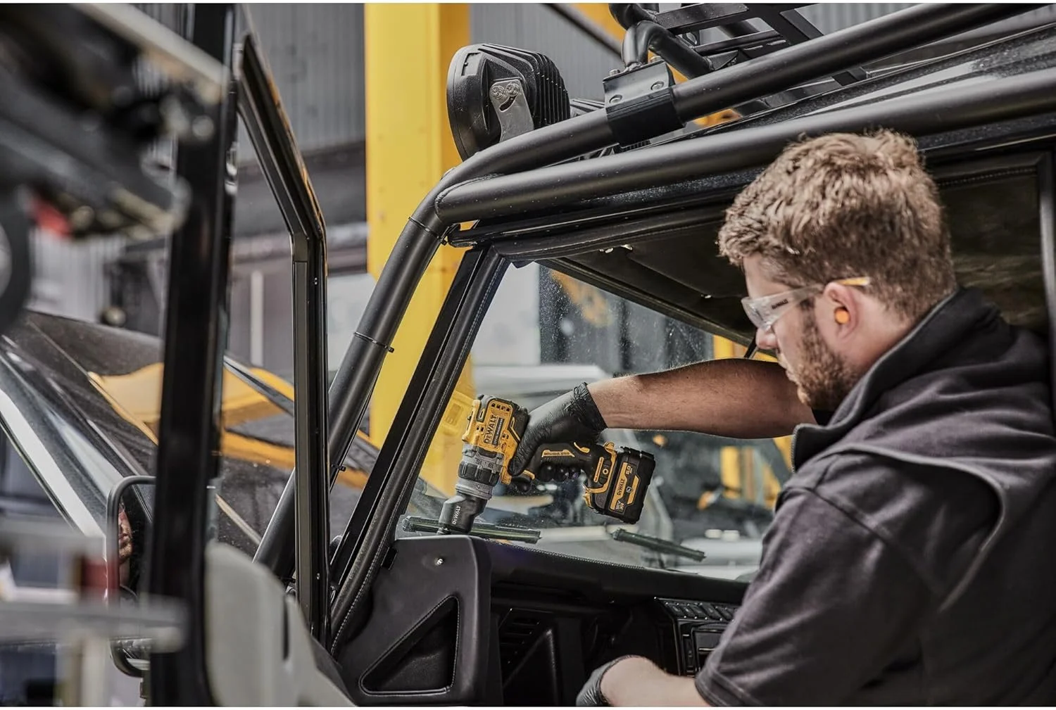 دریل پیچ گوشتی چند منظوره براشلس 12 ولت 57 نیوتن متری DEWALT XR به همراه 2 باتری لیتیوم-یون 3 آمپر ساعتی و کیف TSTAK