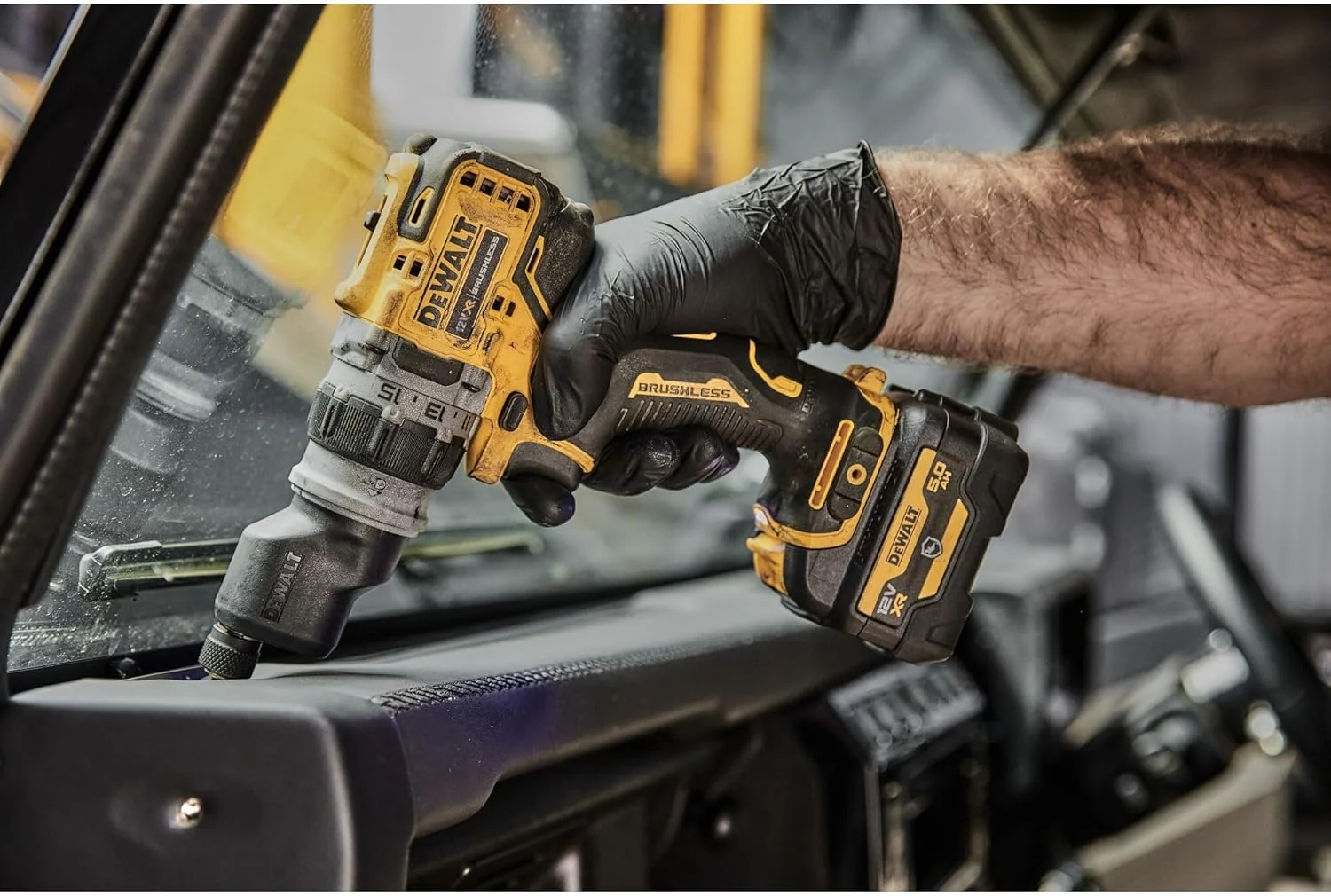 دریل پیچ گوشتی چند منظوره براشلس 12 ولت 57 نیوتن متری DEWALT XR به همراه 2 باتری لیتیوم-یون 3 آمپر ساعتی و کیف TSTAK