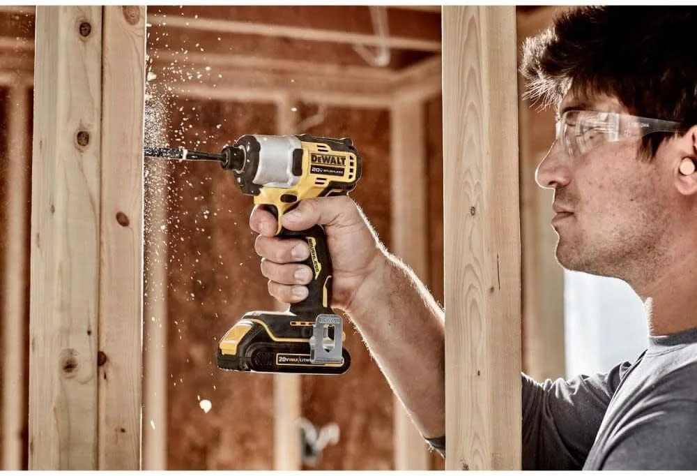 دریل پیچ گوشتی ضربه ای شارژی براشلس 20 ولت مکس DEWALT، درایو 1/4 اینچ (فقط ابزار) (DCF840B)