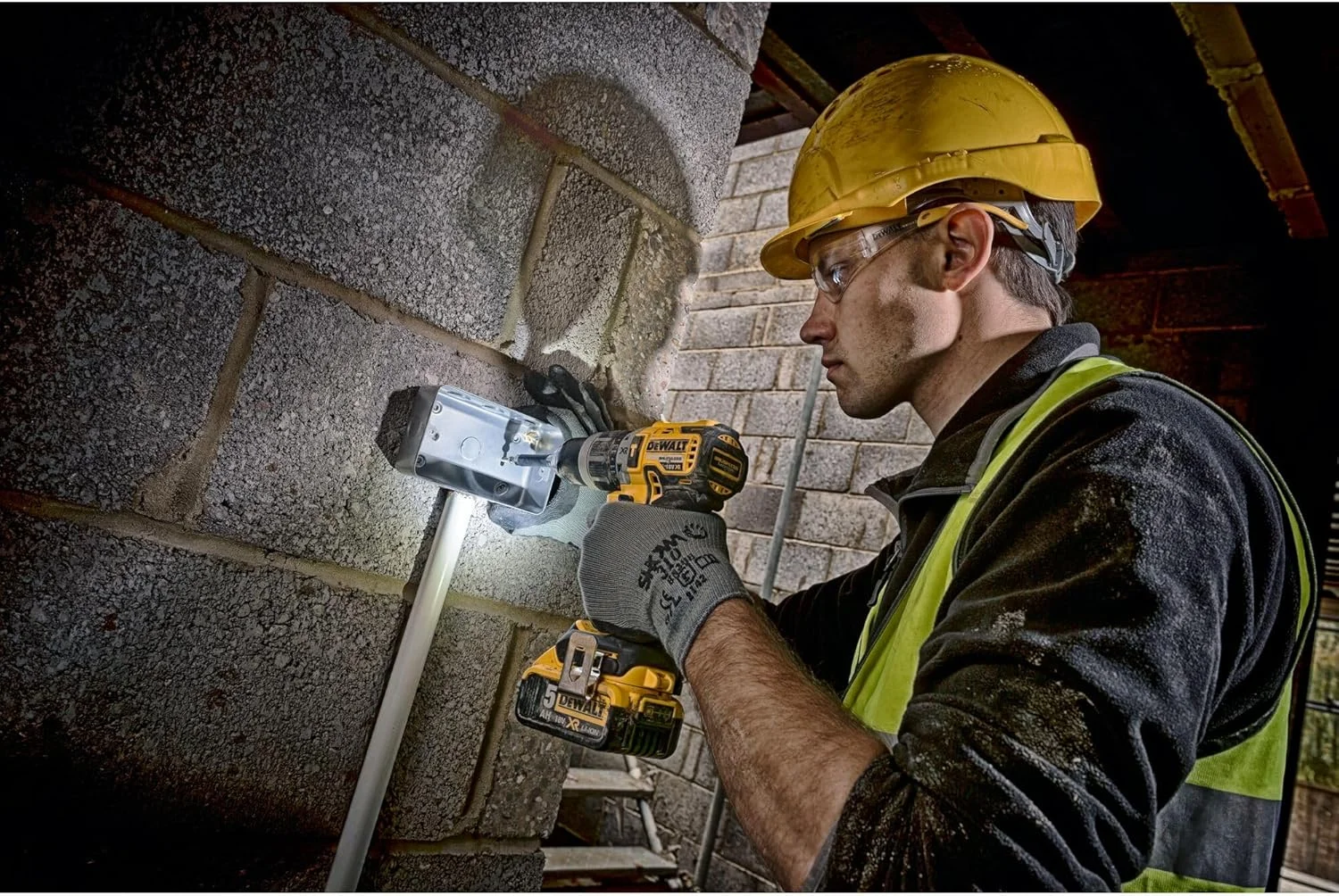 دریل چکشی براشلس 18 ولت XR دیوالت، 2 عدد باتری 4 آمپر ساعت، مدل DCD796M2-QW دریل چکشی براشلس 18 ولت XR دیوالت، 2 عدد باتری 4 آمپر ساعت، مدل DCD796M2-QW