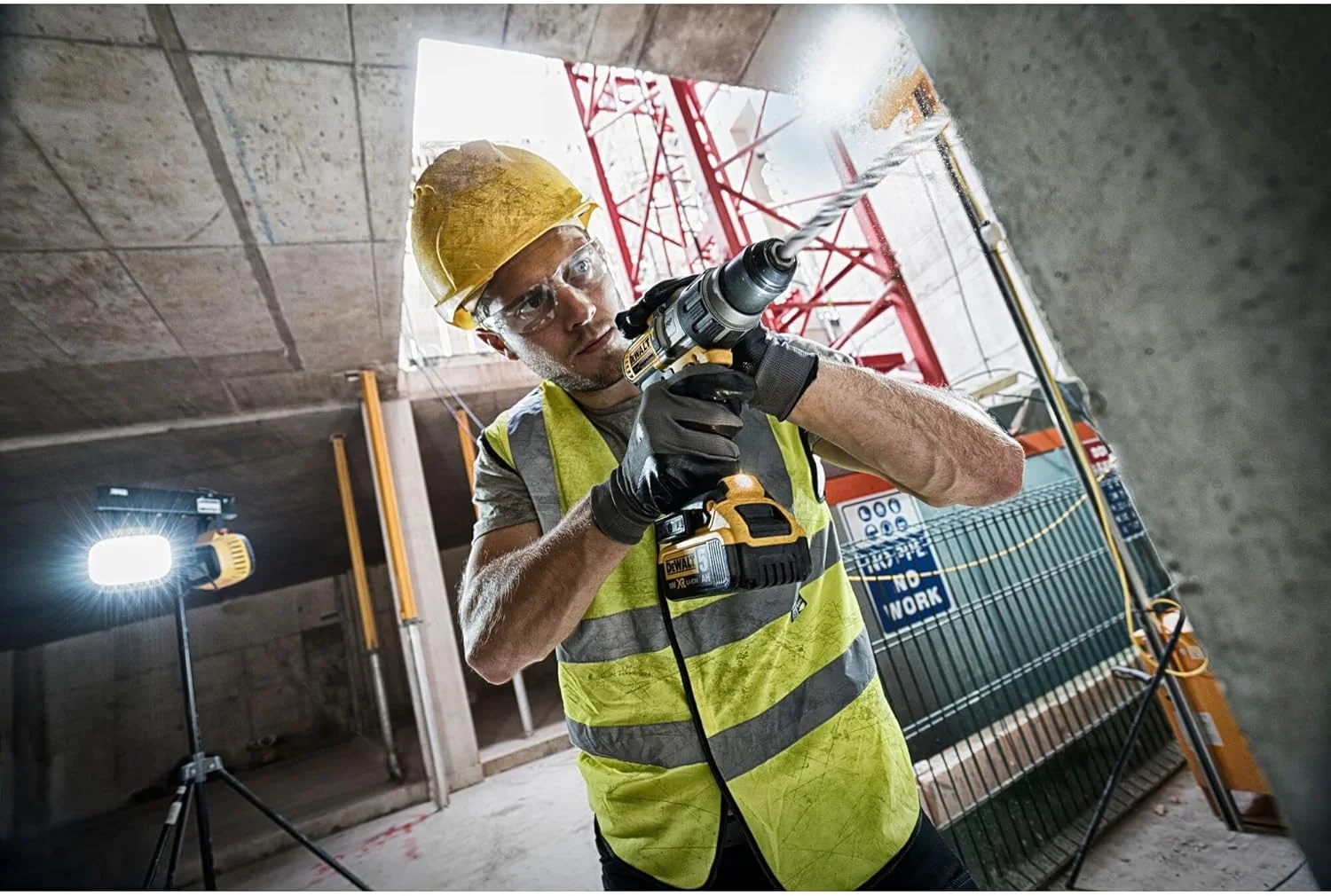 دریل چکشی براشلس Dewalt DCD996P2 XR به همراه 2 عدد باتری 5.0 آمپر 18 ولت، زرد/مشکی، ست 7 عددی دریل چکشی براشلس Dewalt DCD996P2 XR به همراه 2 عدد باتری 5.0 آمپر 18 ولت، زرد/مشکی، ست 7 عددی