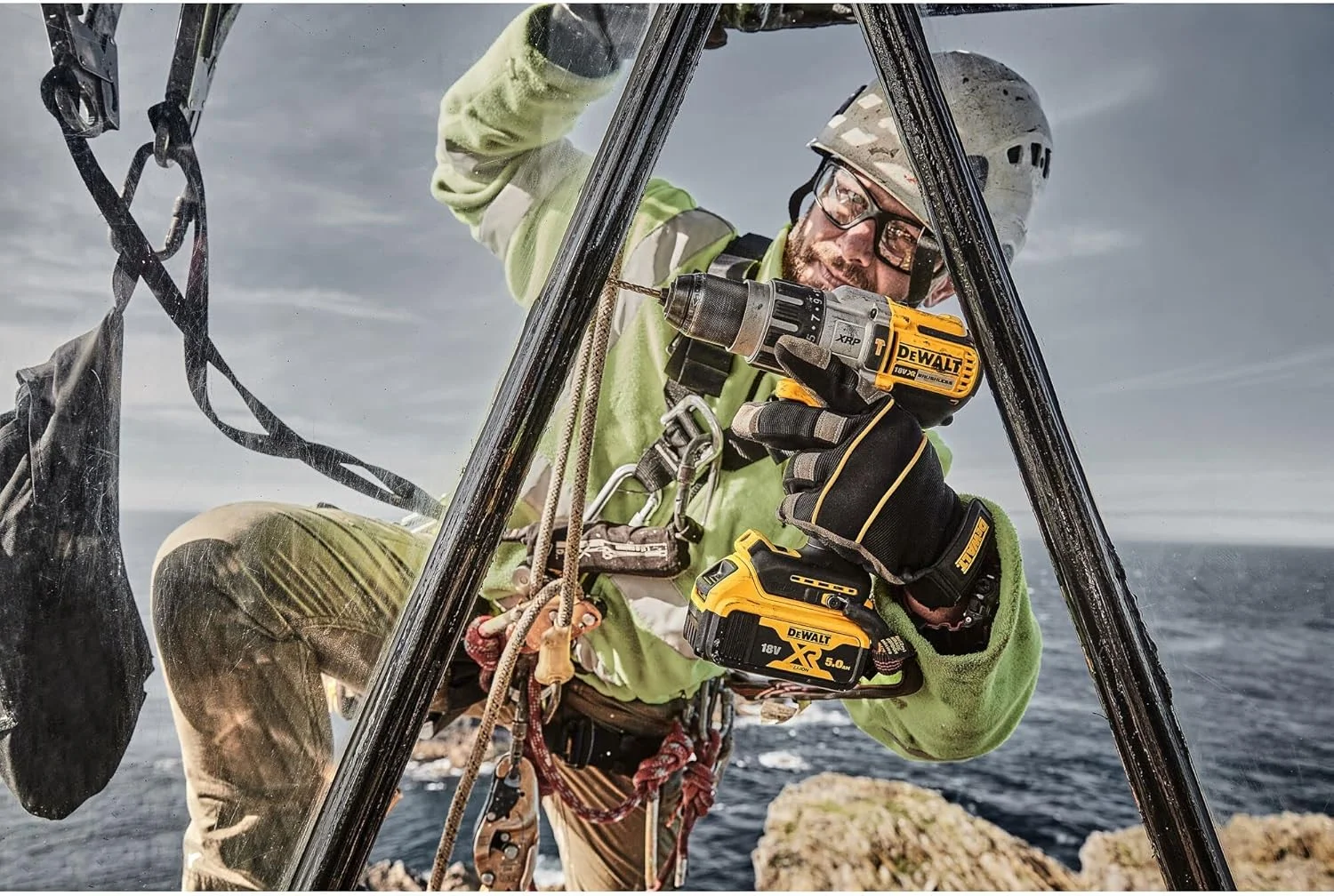 دریل چکشی براشلس Dewalt DCD996P2 XR به همراه 2 عدد باتری 5.0 آمپر 18 ولت، زرد/مشکی، ست 7 عددی دریل چکشی براشلس Dewalt DCD996P2 XR به همراه 2 عدد باتری 5.0 آمپر 18 ولت، زرد/مشکی، ست 7 عددی