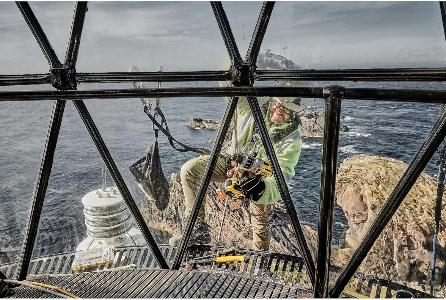 دریل چکشی براشلس Dewalt DCD996P2 XR به همراه 2 عدد باتری 5.0 آمپر 18 ولت، زرد/مشکی، ست 7 عددی دریل چکشی براشلس Dewalt DCD996P2 XR به همراه 2 عدد باتری 5.0 آمپر 18 ولت، زرد/مشکی، ست 7 عددی