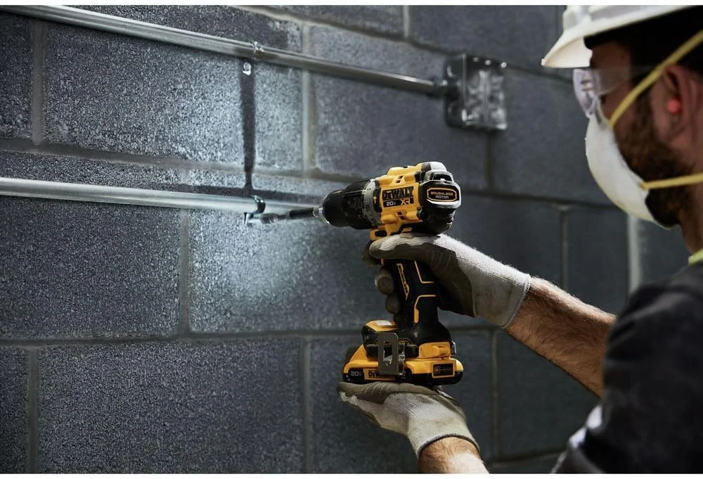 دریل چکشی 20 ولت مکس DEWALT، 1/2 اینچ، بی سیم و براشلس، جمع و جور با تنظیمات 2 سرعته، فقط ابزار (DCD805B) دریل چکشی 20 ولت مکس DEWALT، 1/2 اینچ، بی سیم و براشلس، جمع و جور با تنظیمات 2 سرعته، فقط ابزار (DCD805B)