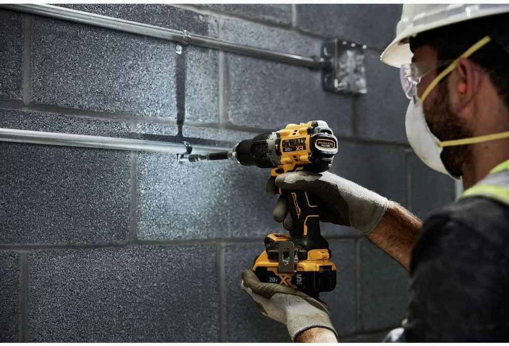 دریل چکشی 20 ولت مکس DEWALT، 1/2 اینچ، بی سیم و براشلس، جمع و جور با تنظیمات 2 سرعته، فقط ابزار (DCD805B) دریل چکشی 20 ولت مکس DEWALT، 1/2 اینچ، بی سیم و براشلس، جمع و جور با تنظیمات 2 سرعته، فقط ابزار (DCD805B)