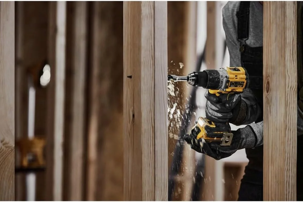 دریل چکشی 20 ولت مکس DEWALT، 1/2 اینچ، بی سیم و براشلس، جمع و جور با تنظیمات 2 سرعته، فقط ابزار (DCD805B) دریل چکشی 20 ولت مکس DEWALT، 1/2 اینچ، بی سیم و براشلس، جمع و جور با تنظیمات 2 سرعته، فقط ابزار (DCD805B)