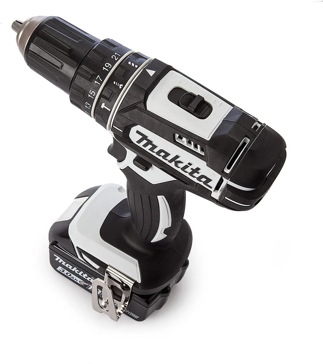 دریل چکشی (نسخه سفید و مشکی) 62 نیوتن متر به همراه 2 عدد باتری 3.0 آمپر ساعت و شارژر DC18RC در جعبه ماکپاک