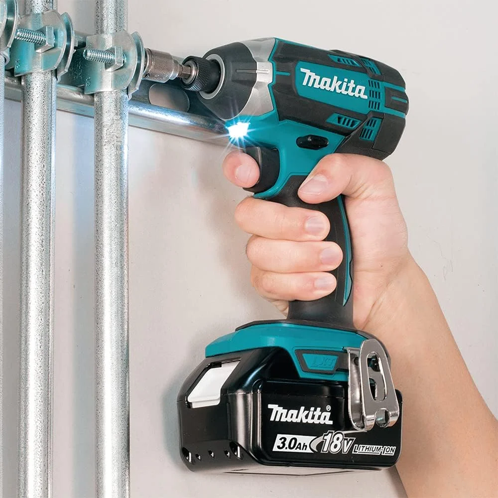دریل پیچ گوشتی ضربه ای شارژی 18 ولت Makita DTD152Z، 6 میلی متر (1/4 اینچ)، 165 نیوتن متر، بدون باتری و شارژر دریل پیچ گوشتی ضربه ای شارژی 18 ولت Makita DTD152Z، 6 میلی متر (1/4 اینچ)، 165 نیوتن متر، بدون باتری و شارژر