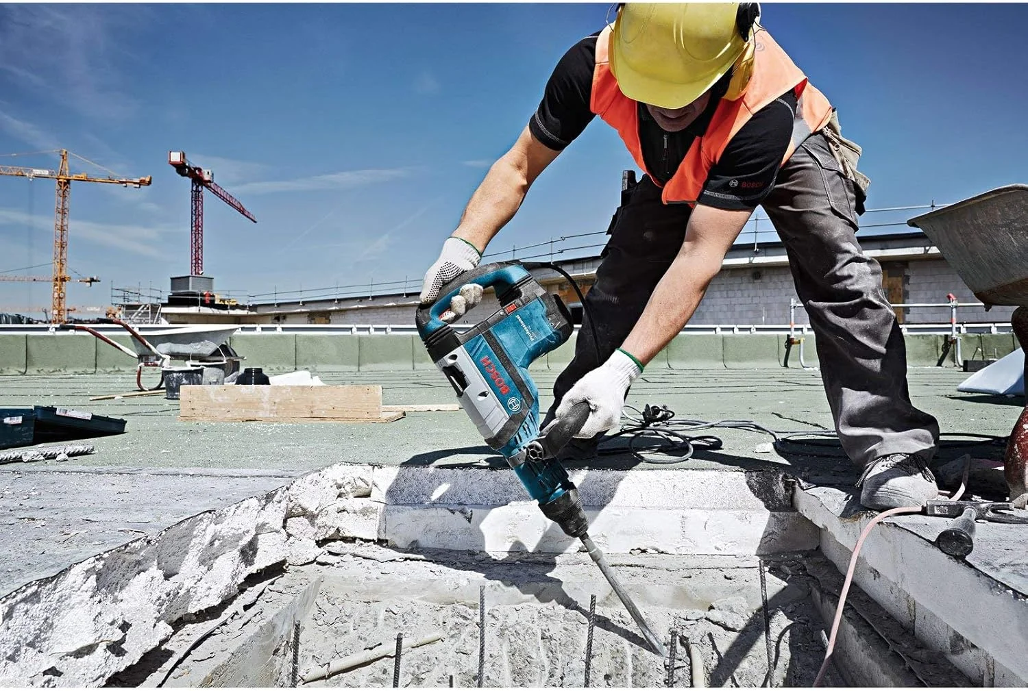 چکش تخریب بوش مدل Professional Gsh 7 Vc با سیم 240 ولت و قلم گیر SDS Max چکش تخریب بوش مدل Professional Gsh 7 Vc با سیم 240 ولت و قلم گیر SDS Max