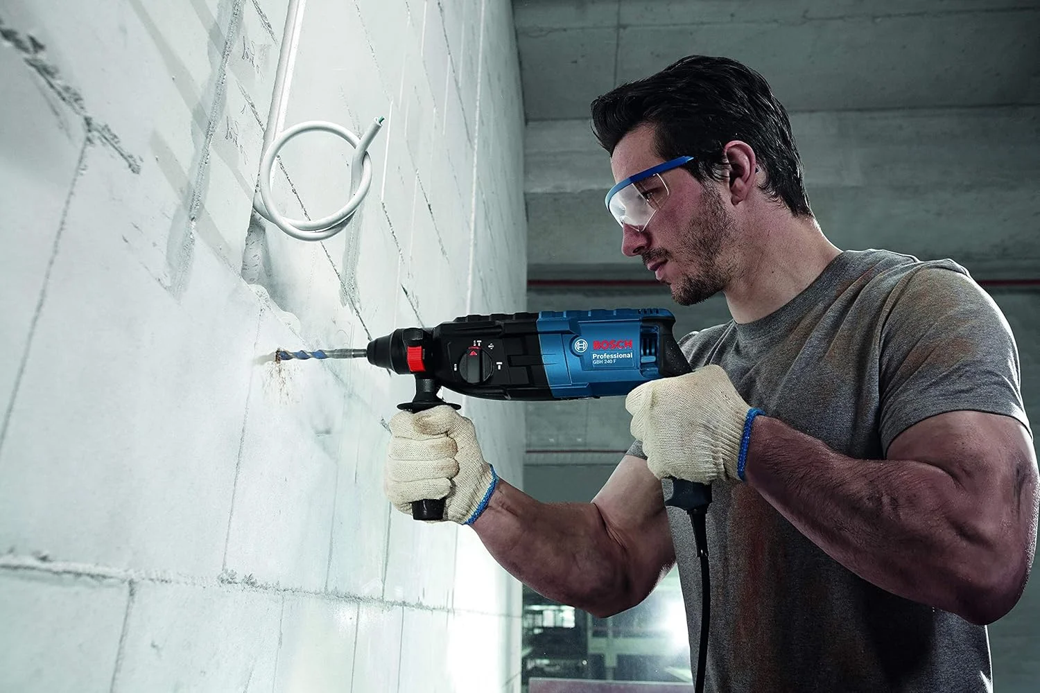 دریل چکشی بوش پروفشنال GBH 240 F (با SDS plus، 790 وات، با دسته اضافی، سه نظام تعویض سریع SDS Plus، میله عمق سنج، کیف حمل)