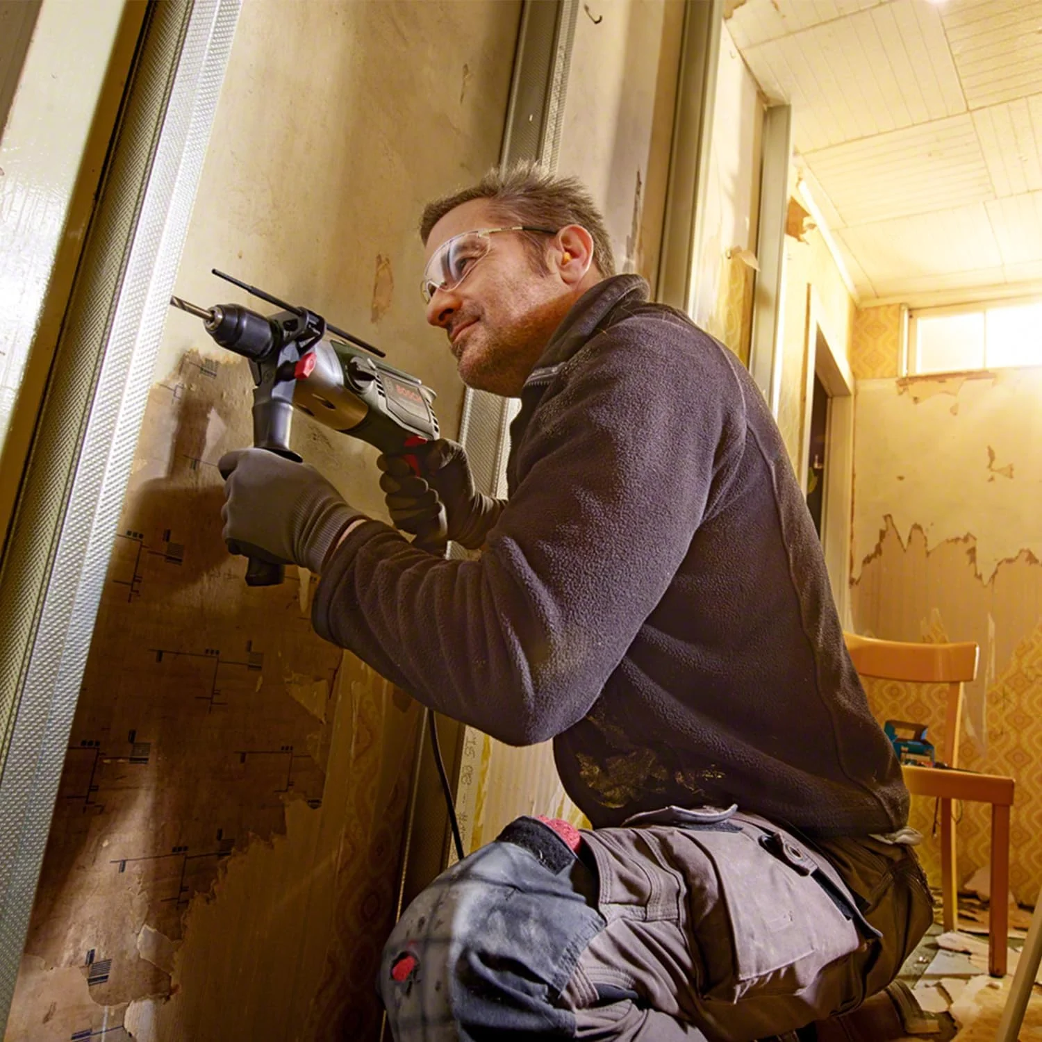 دریل چکشی بوش مدل AdvancedImpact 900 (900 وات، به همراه کیف)