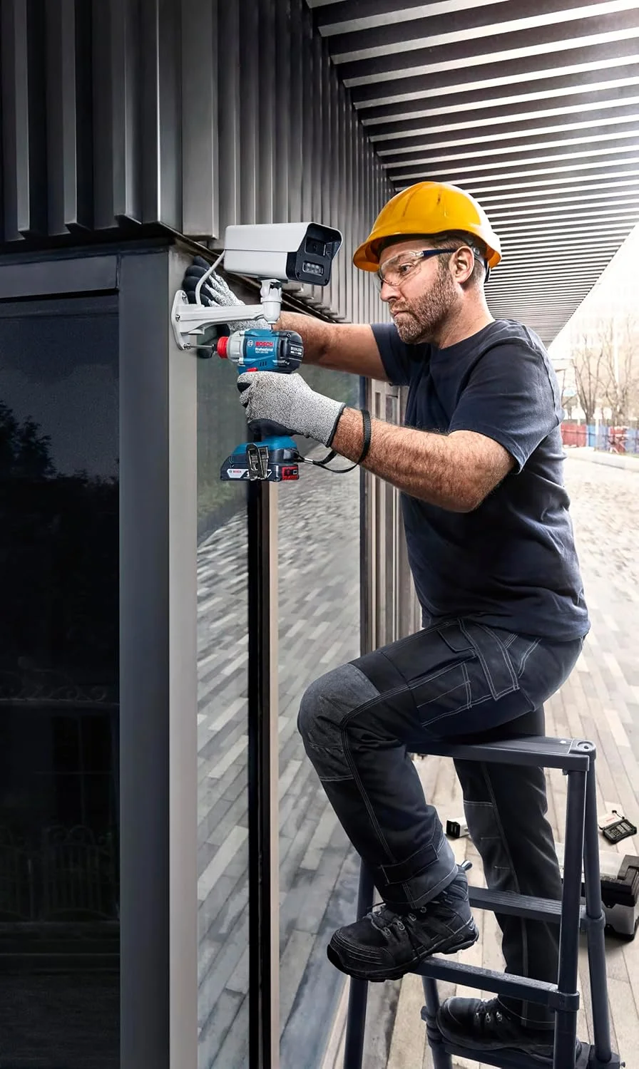 دریل پیچ گوشتی ضربه ای شارژی بوش Professional GDX 18V-285، گشتاور 285 نیوتن متر، 2 عدد باتری 2.0 آمپر ساعت، شارژر، کیف