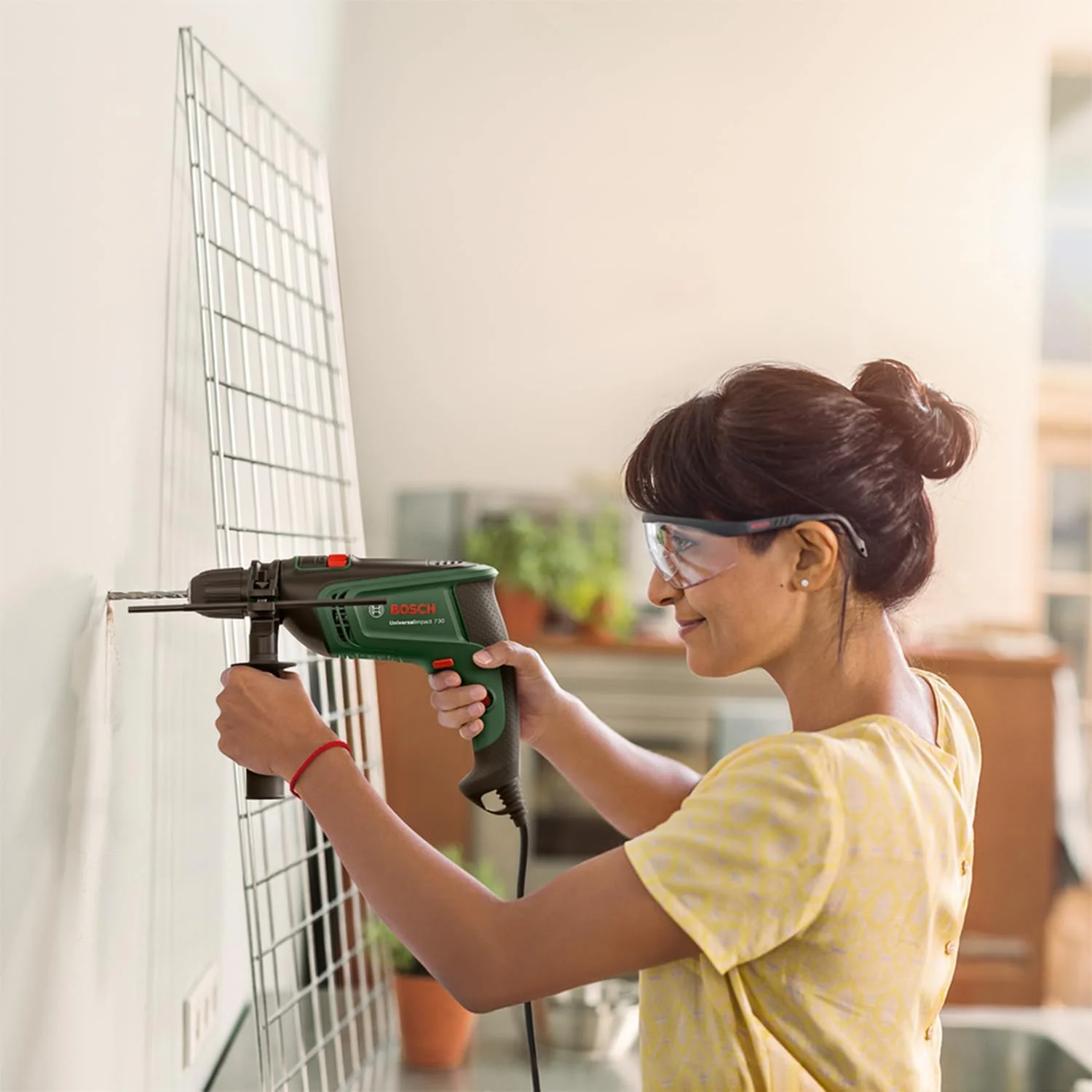 دریل ضربه ای سیمی بوش مدل UniversalImpact 730 مناسب خانه و باغ