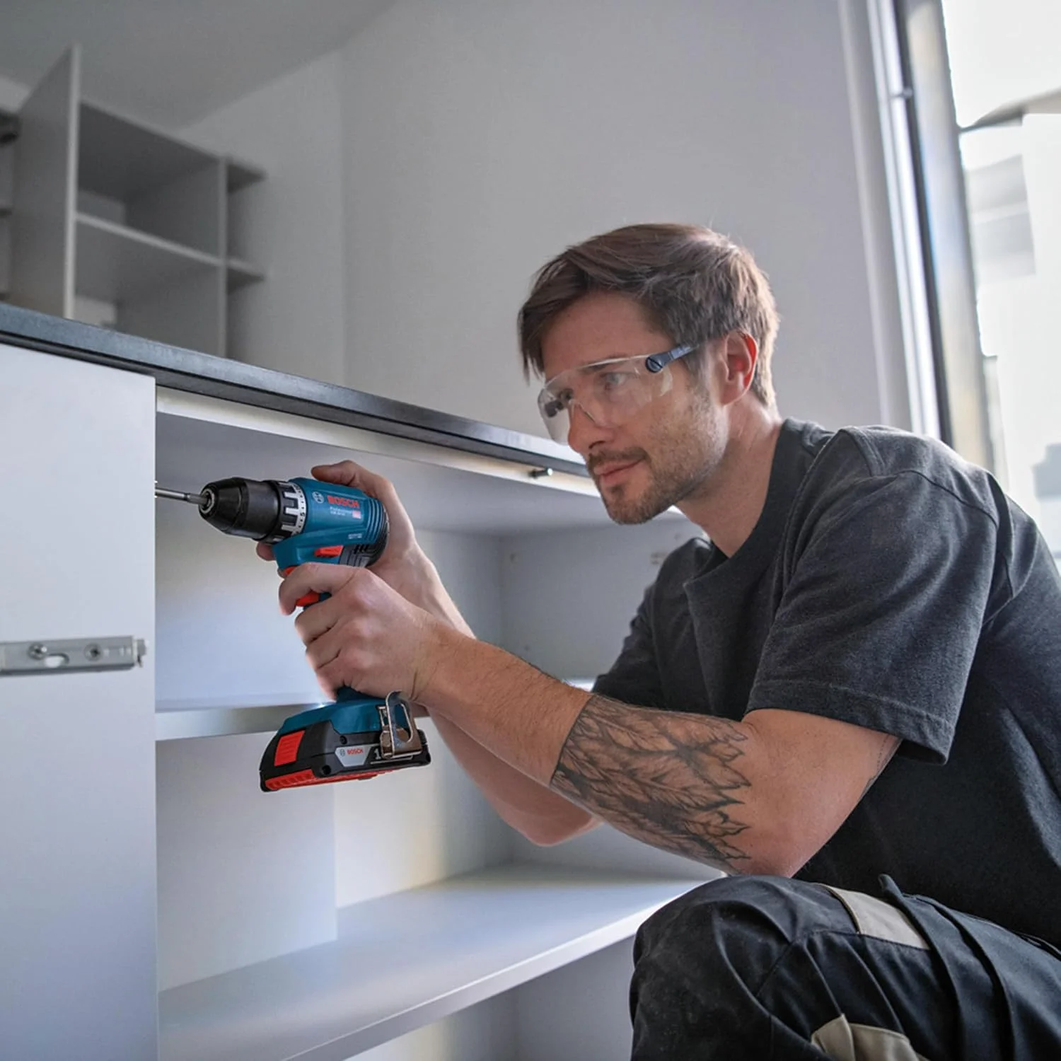 دریل شارژی بوش مدل GSR 18V-45 Professional با سرعت 500 دور در دقیقه، سه نظام اتوماتیک، وزن 900 گرم، مشکی، آبی