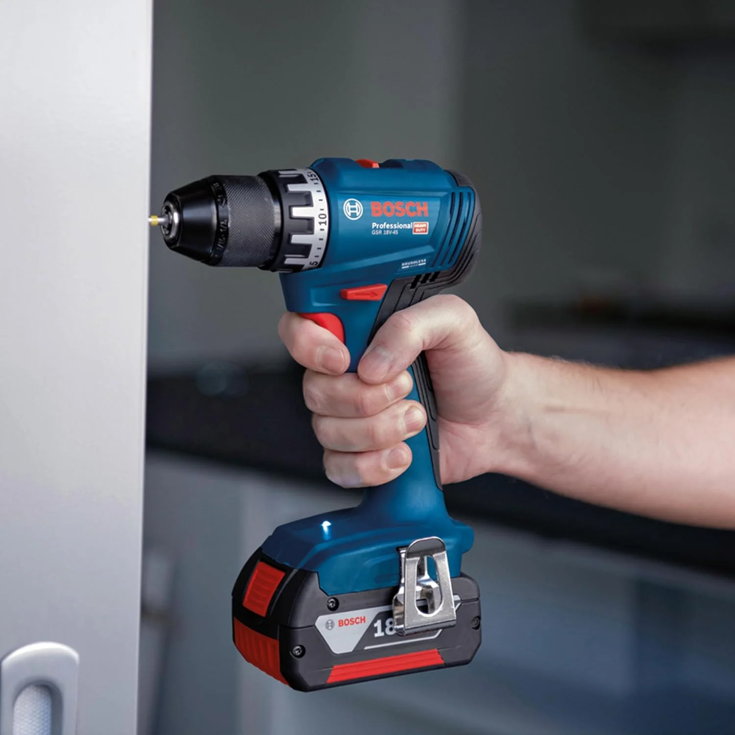 دریل شارژی بوش مدل GSR 18V-45 Professional با سرعت 500 دور در دقیقه، سه نظام اتوماتیک، وزن 900 گرم، مشکی، آبی