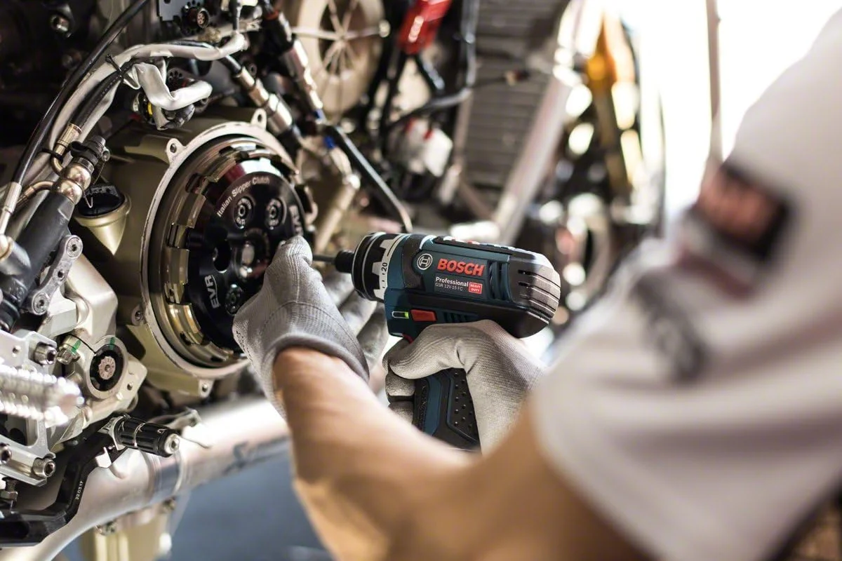 دریل پیچ گوشتی شارژی بوش Professional GSR 12 V-15 FC به همراه 2 عدد باتری لیتیوم-یون 12 ولت 2.0 آمپر ساعت، L-Boxx، آبی دریل پیچ گوشتی شارژی بوش Professional GSR 12 V-15 FC به همراه 2 عدد باتری لیتیوم-یون 12 ولت 2.0 آمپر ساعت، L-Boxx، آبی