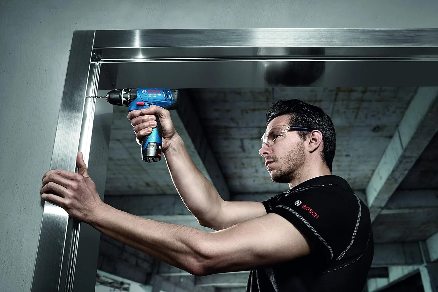 دریل چکشی شارژی بوش GSB 120-Li 2Ah Professional به همراه باتری، شارژر و مجموعه 23 عددی