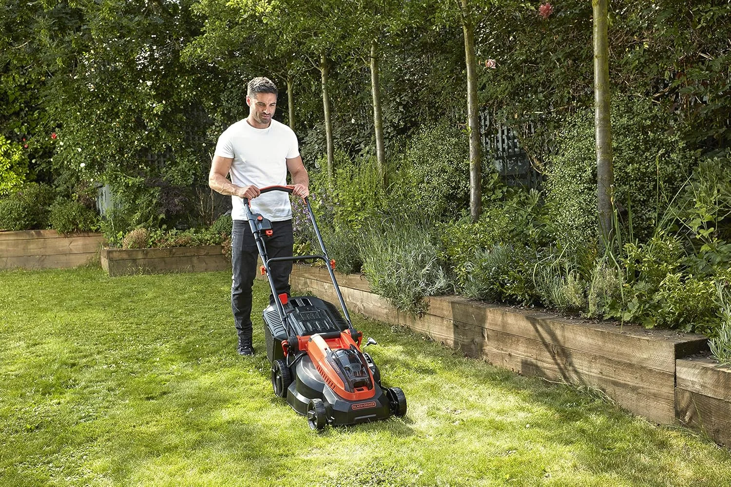 ماشین چمن زنی لیتیوم یونی بی سیم 36 ولت بلک اند دکر 38 سانتی متر شامل دو باتری 2.0 آمپر ساعت با مخزن جمع آوری چمن 35 لیتری مدل CLM3820L2