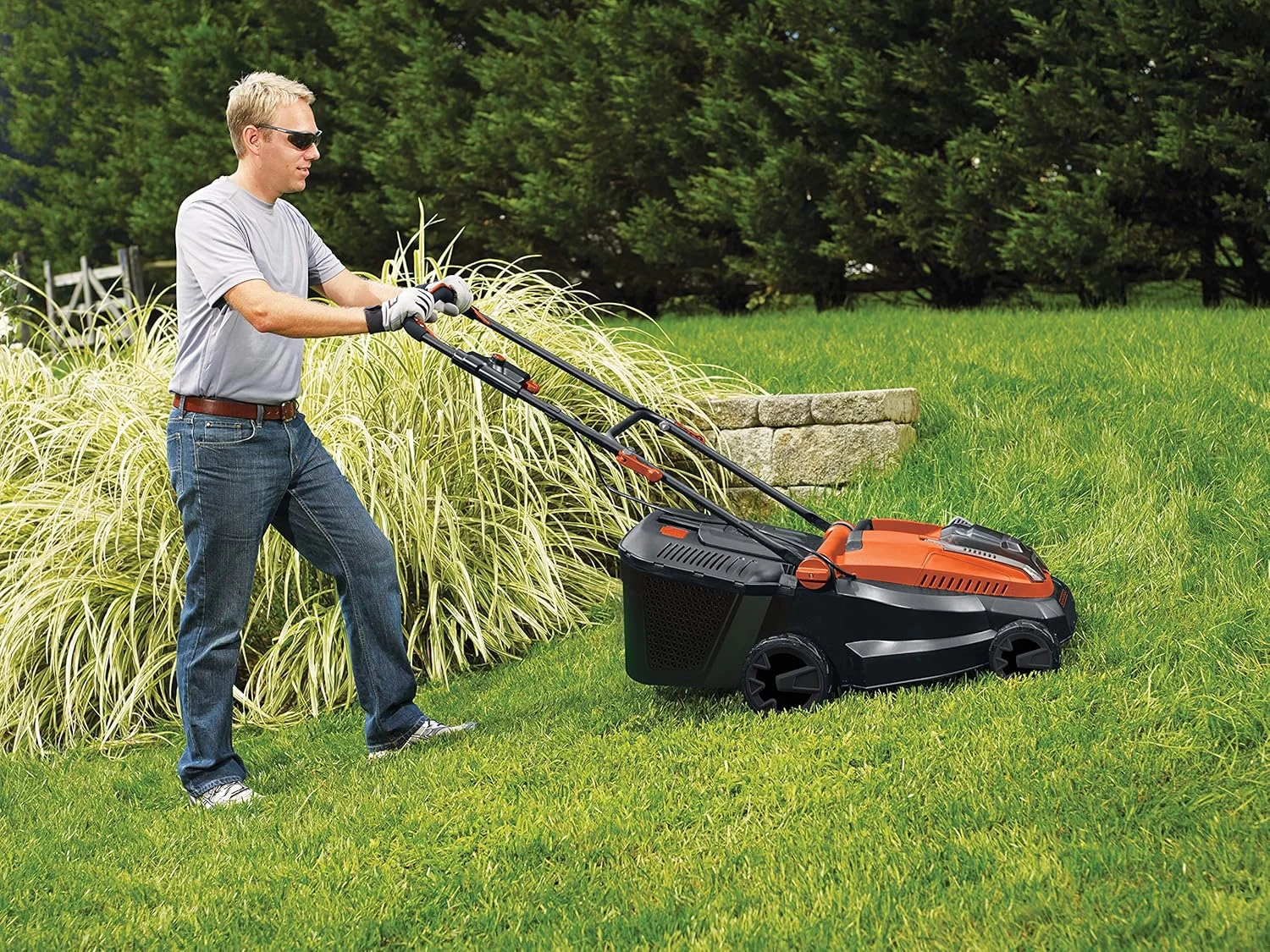 ماشین چمن زنی لیتیوم یونی بی سیم 36 ولت بلک اند دکر 38 سانتی متر شامل دو باتری 2.0 آمپر ساعت با مخزن جمع آوری چمن 35 لیتری مدل CLM3820L2