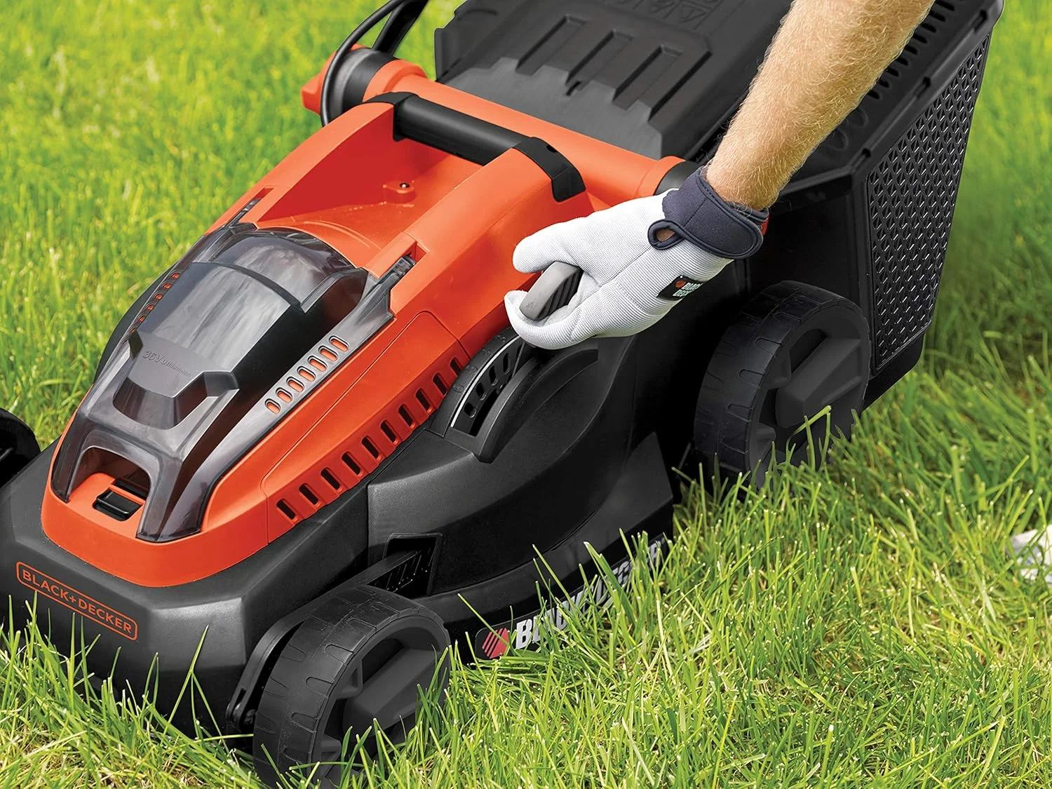 ماشین چمن زنی لیتیوم یونی بی سیم 36 ولت بلک اند دکر 38 سانتی متر شامل دو باتری 2.0 آمپر ساعت با مخزن جمع آوری چمن 35 لیتری مدل CLM3820L2