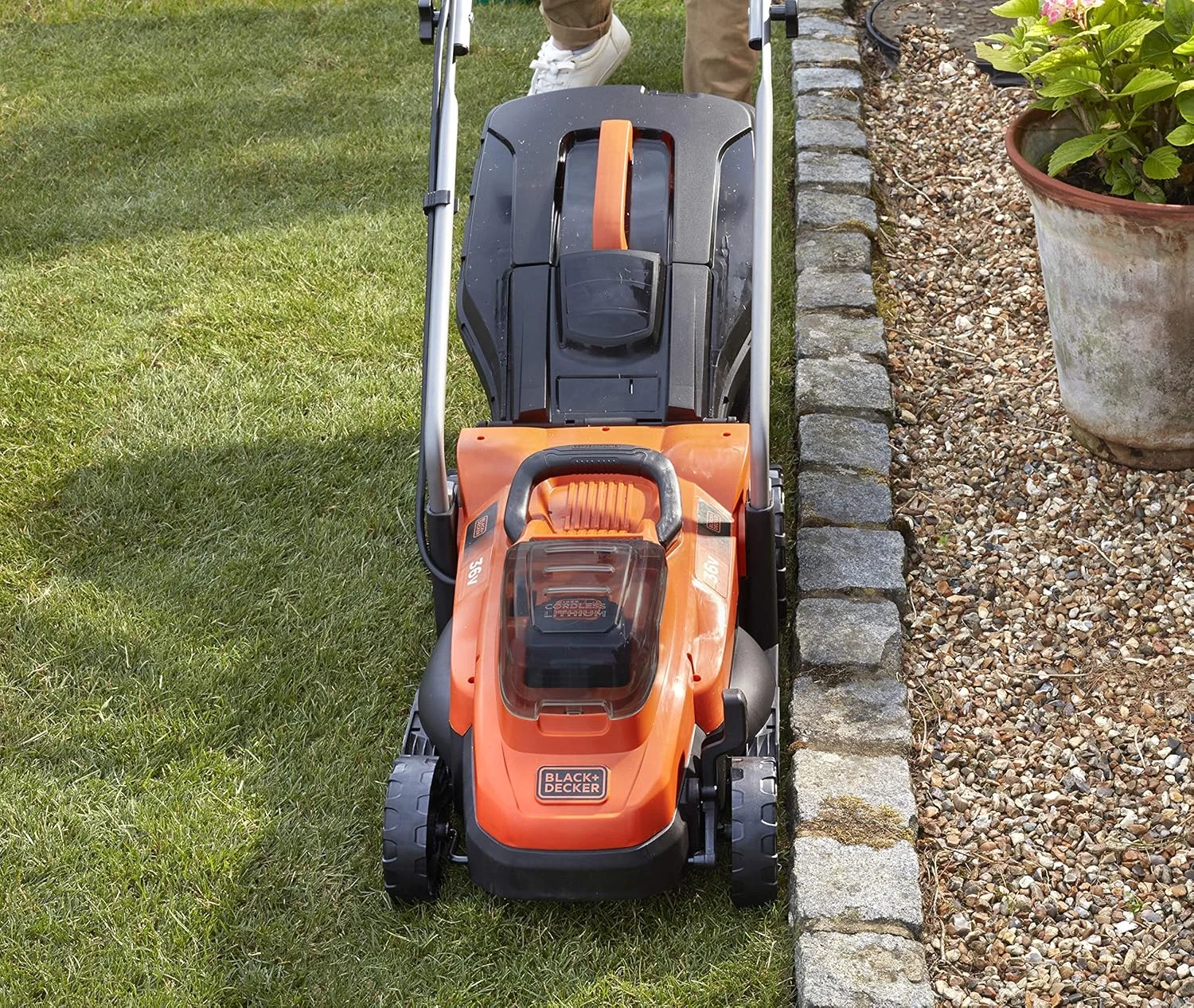 چمن زن شارژی بلک اند دکر مدل BCMW3336L1 (36 ولت، 2.5 آمپر ساعت، عرض برش 33 سانتی متر، برای چمنزارهای متوسط ​​تا 250 متر مربع، 5 تنظیم ارتفاع، شامل 1 باتری، شارژر، سبد جمع آوری 35 لیتری)، نارنجی/مشکی