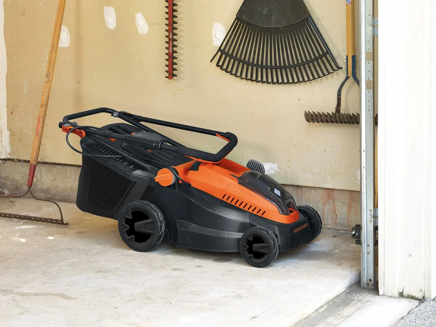 ماشین چمن زنی لیتیوم یونی بی سیم 36 ولت بلک اند دکر 38 سانتی متر شامل دو باتری 2.0 آمپر ساعت با مخزن جمع آوری چمن 35 لیتری مدل CLM3820L2