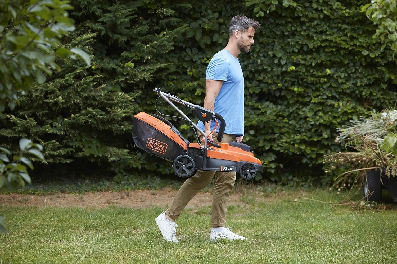 چمن زن برقی BLACK+DECKER BCMW3318L2 با 2 باتری و شارژر (کارکرد با 2 عدد باتری 18 ولت، 2.5 آمپر ساعت، عرض برش 33 سانتی متر، برای باغ های کوچک، تنظیم ارتفاع 5 حالته) چمن زن برقی BLACK+DECKER BCMW3318L2 با 2 باتری و شارژر (کارکرد با 2 عدد باتری 18 ولت، 2.5 آمپر ساعت، عرض برش 33 سانتی متر، برای باغ های کوچک، تنظیم ارتفاع 5 حالته)