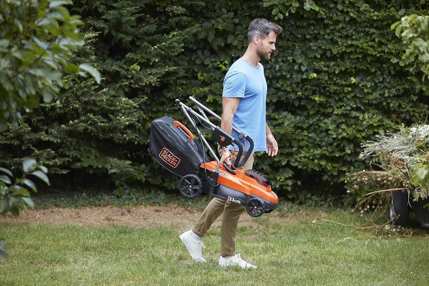چمن زن شارژی بلک اند دکر مدل BCMW3336L1 (36 ولت، 2.5 آمپر ساعت، عرض برش 33 سانتی متر، برای چمنزارهای متوسط ​​تا 250 متر مربع، 5 تنظیم ارتفاع، شامل 1 باتری، شارژر، سبد جمع آوری 35 لیتری)، نارنجی/مشکی
