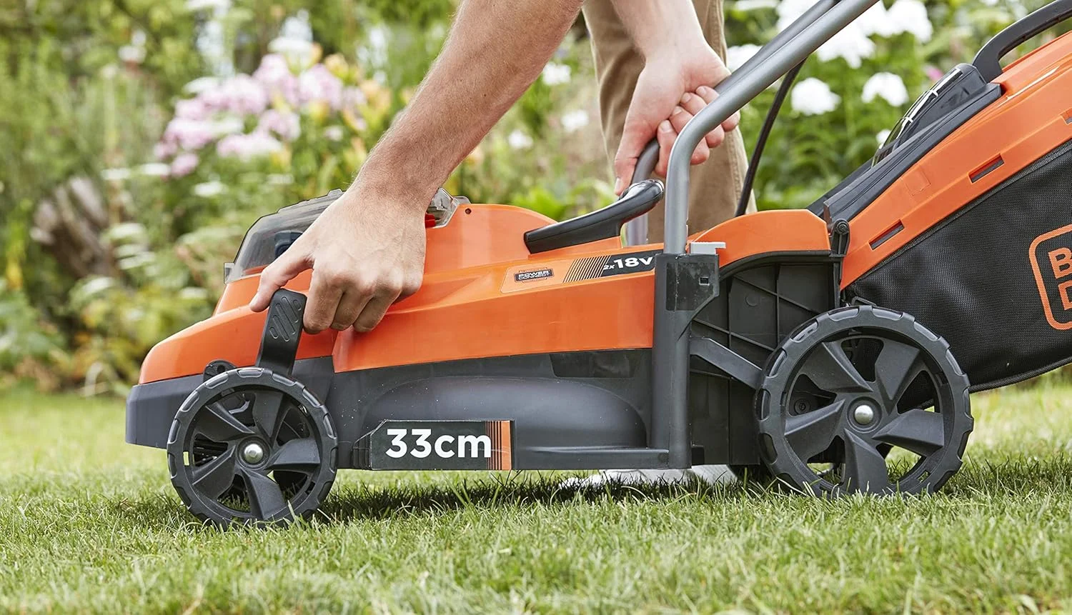 چمن زن برقی BLACK+DECKER BCMW3318L2 با 2 باتری و شارژر (کارکرد با 2 عدد باتری 18 ولت، 2.5 آمپر ساعت، عرض برش 33 سانتی متر، برای باغ های کوچک، تنظیم ارتفاع 5 حالته) چمن زن برقی BLACK+DECKER BCMW3318L2 با 2 باتری و شارژر (کارکرد با 2 عدد باتری 18 ولت، 2.5 آمپر ساعت، عرض برش 33 سانتی متر، برای باغ های کوچک، تنظیم ارتفاع 5 حالته)