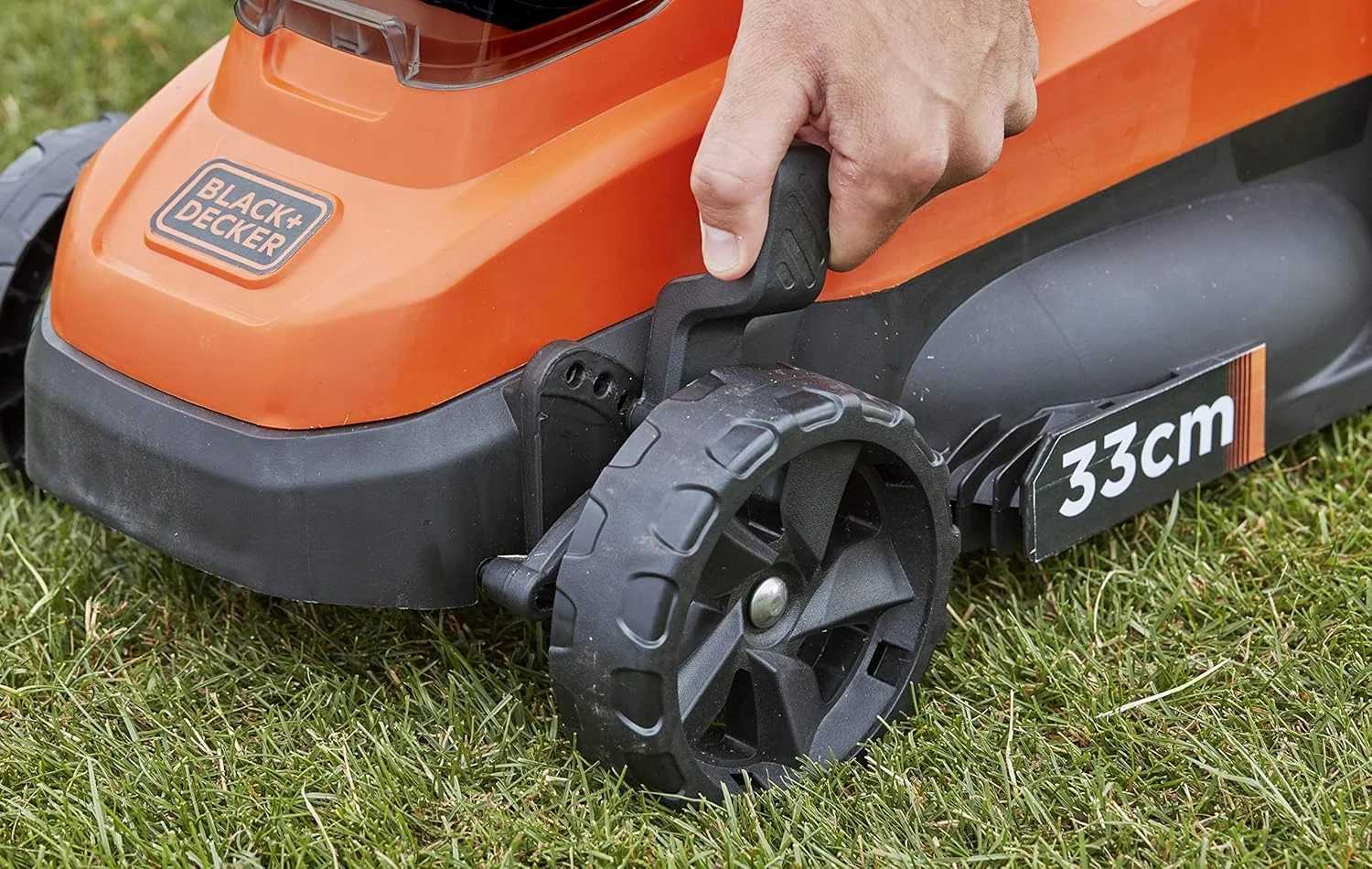 چمن زن برقی BLACK+DECKER BCMW3318L2 با 2 باتری و شارژر (کارکرد با 2 عدد باتری 18 ولت، 2.5 آمپر ساعت، عرض برش 33 سانتی متر، برای باغ های کوچک، تنظیم ارتفاع 5 حالته) چمن زن برقی BLACK+DECKER BCMW3318L2 با 2 باتری و شارژر (کارکرد با 2 عدد باتری 18 ولت، 2.5 آمپر ساعت، عرض برش 33 سانتی متر، برای باغ های کوچک، تنظیم ارتفاع 5 حالته)