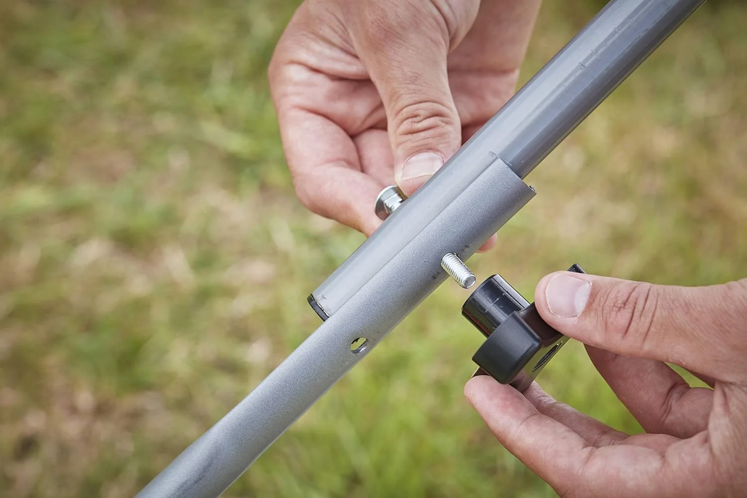 چمن زن برقی BLACK+DECKER BCMW3318L2 با 2 باتری و شارژر (کارکرد با 2 عدد باتری 18 ولت، 2.5 آمپر ساعت، عرض برش 33 سانتی متر، برای باغ های کوچک، تنظیم ارتفاع 5 حالته) چمن زن برقی BLACK+DECKER BCMW3318L2 با 2 باتری و شارژر (کارکرد با 2 عدد باتری 18 ولت، 2.5 آمپر ساعت، عرض برش 33 سانتی متر، برای باغ های کوچک، تنظیم ارتفاع 5 حالته)