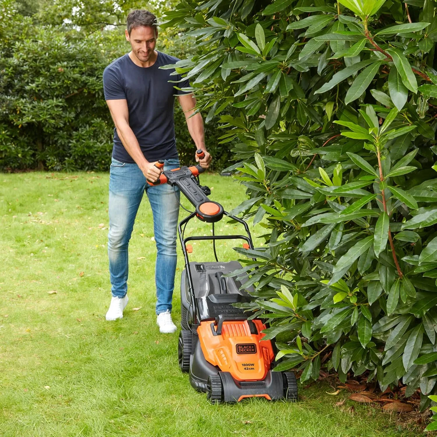 ماشین چمن زنی 1800 وات Black & Decker با عرض 42 سانتی متر و قابلیت Easy Steer برای باغ و چمن، نارنجی/مشکی - مدل BEMW481ES-GB