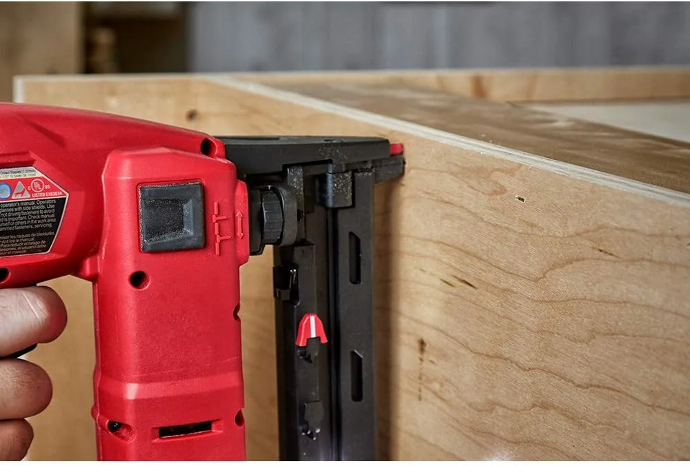 منگنه کوب باریک بادی شارژی 18 گیج 1/4 اینچ M18 FUEL میلواکی 2749-20 (فقط ابزار)