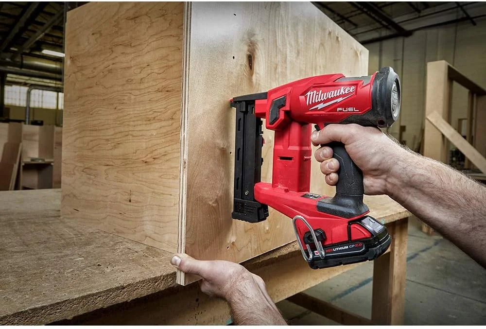 منگنه کوب باریک بادی شارژی 18 گیج 1/4 اینچ M18 FUEL میلواکی 2749-20 (فقط ابزار)