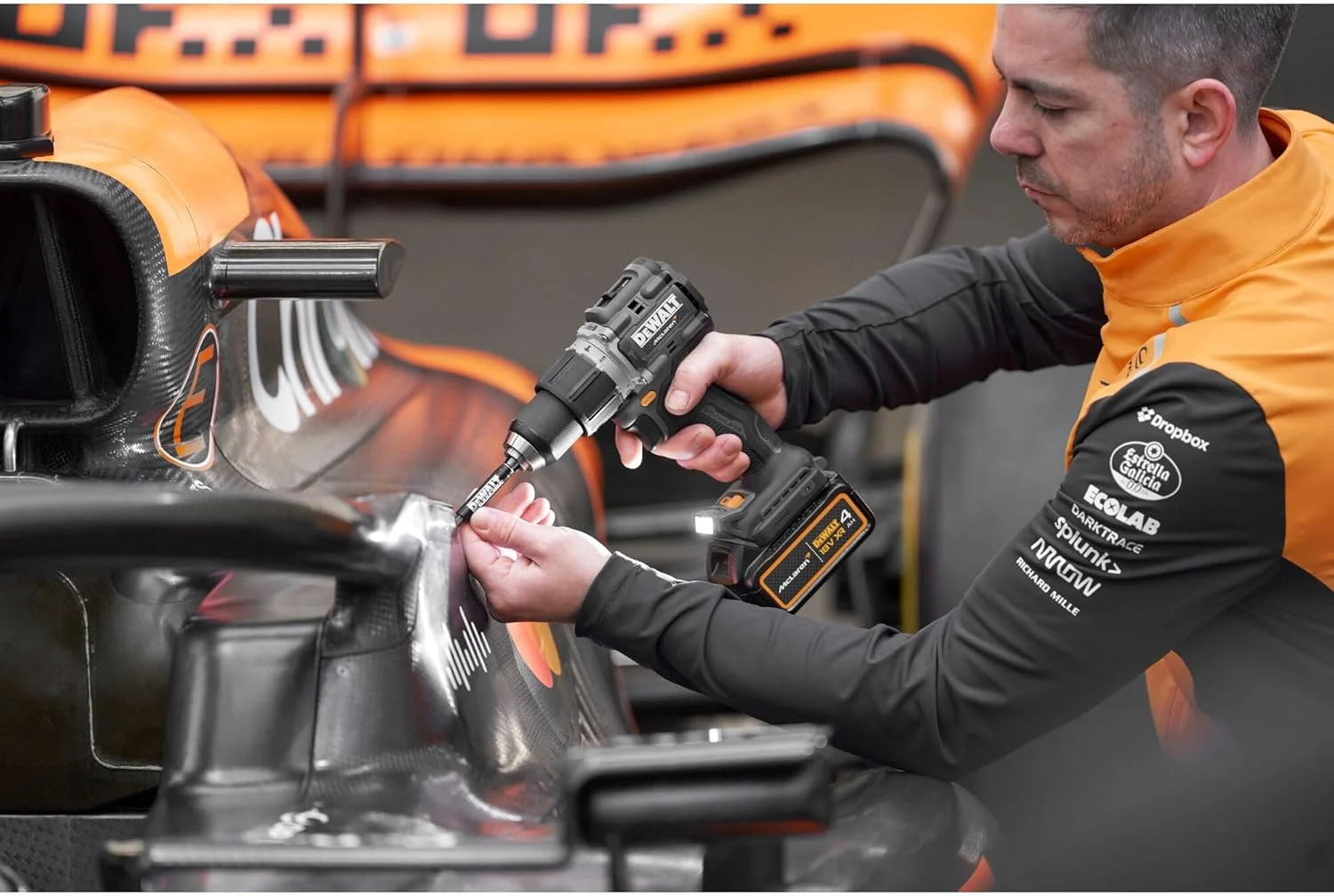 دریل چکشی شارژی براشلس 18 ولت XR دیوالت مدل McLaren F1 Team به همراه باتری 4 آمپر دریل چکشی شارژی براشلس 18 ولت XR دیوالت مدل McLaren F1 Team به همراه باتری 4 آمپر