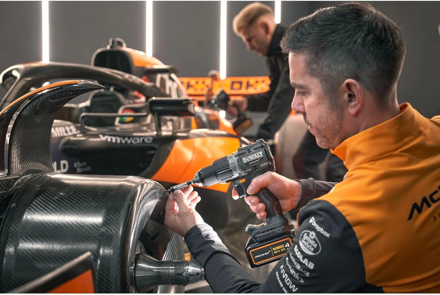 دریل چکشی شارژی براشلس 18 ولت XR دیوالت مدل McLaren F1 Team به همراه باتری 4 آمپر دریل چکشی شارژی براشلس 18 ولت XR دیوالت مدل McLaren F1 Team به همراه باتری 4 آمپر