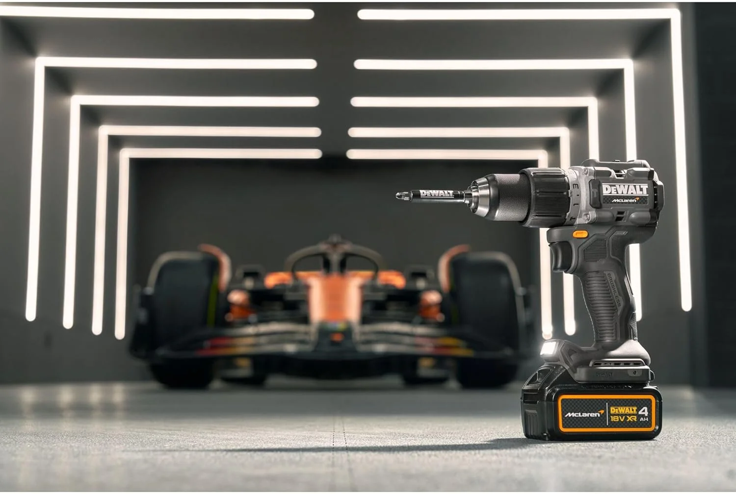 دریل چکشی شارژی براشلس 18 ولت XR دیوالت مدل McLaren F1 Team به همراه باتری 4 آمپر دریل چکشی شارژی براشلس 18 ولت XR دیوالت مدل McLaren F1 Team به همراه باتری 4 آمپر