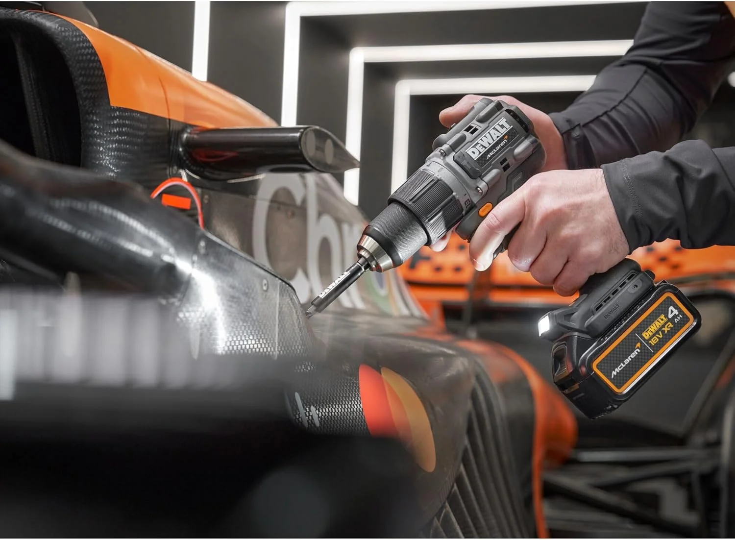 دریل چکشی شارژی براشلس 18 ولت DEWALT x McLaren F1 Team XR - دریل چکشی با دو باتری برای زمان کارکرد طولانی - 2 عدد 4 آمپر ساعت دریل چکشی شارژی براشلس 18 ولت DEWALT x McLaren F1 Team XR - دریل چکشی با دو باتری برای زمان کارکرد طولانی - 2 عدد 4 آمپر ساعت