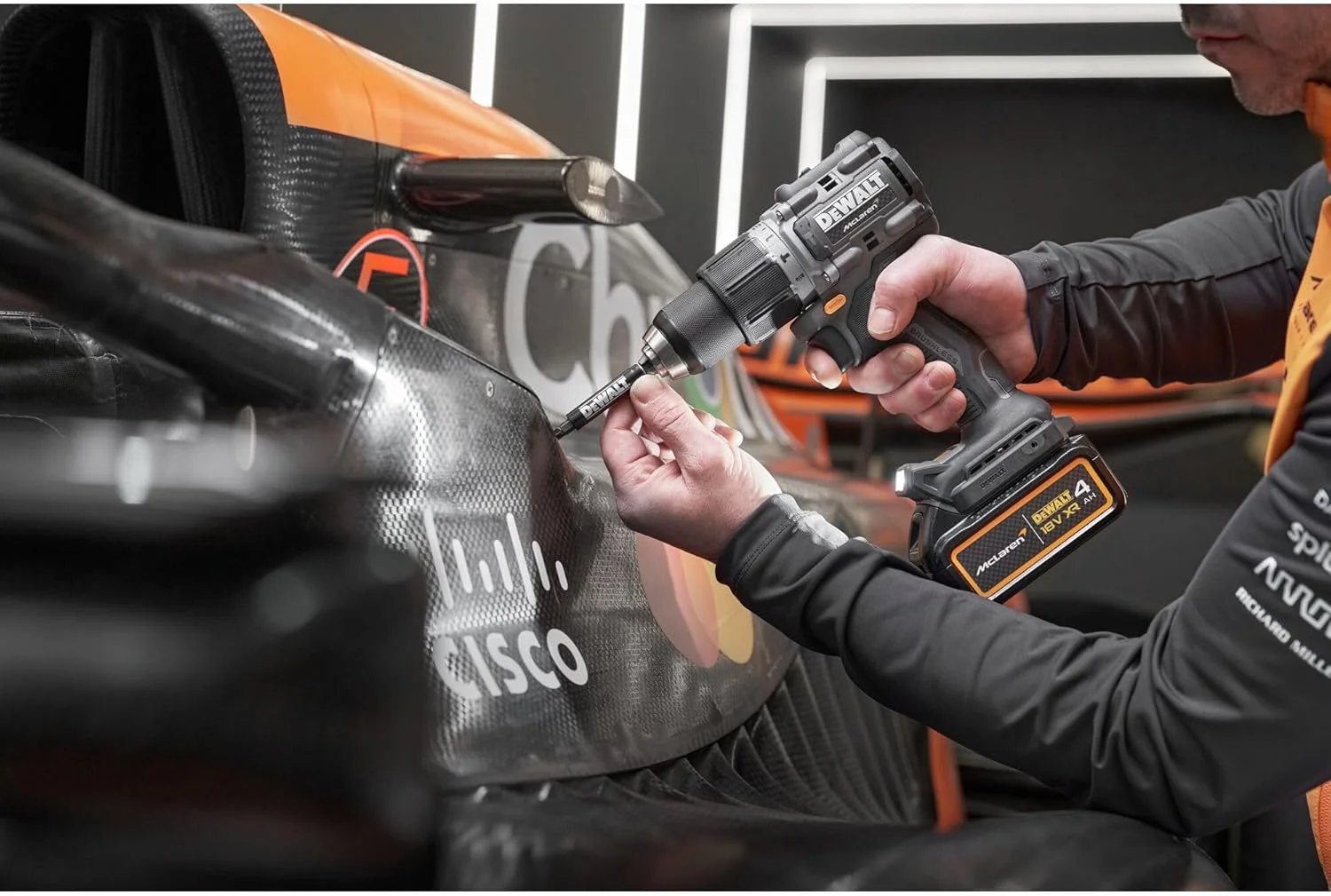 دریل چکشی شارژی براشلس 18 ولت DEWALT x McLaren F1 Team XR - دریل چکشی با دو باتری برای زمان کارکرد طولانی - 2 عدد 4 آمپر ساعت دریل چکشی شارژی براشلس 18 ولت DEWALT x McLaren F1 Team XR - دریل چکشی با دو باتری برای زمان کارکرد طولانی - 2 عدد 4 آمپر ساعت
