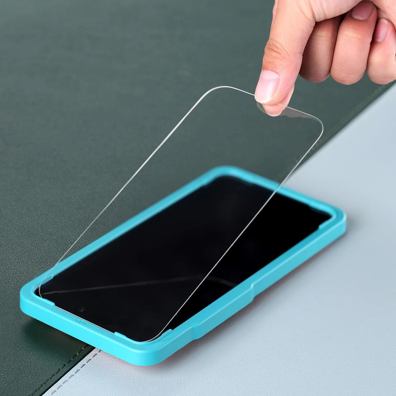 محافظ صفحه نمایش شیشه ای آی ب wind برای آیفون 17 پرو 5G سایز 6.3 اینچ، بسته 2 عددی با سختی 9H، همراه با 1 عدد محافظ لنز دوربین، 1 عدد فیلم فیبر کربن پشت، نصب آسان